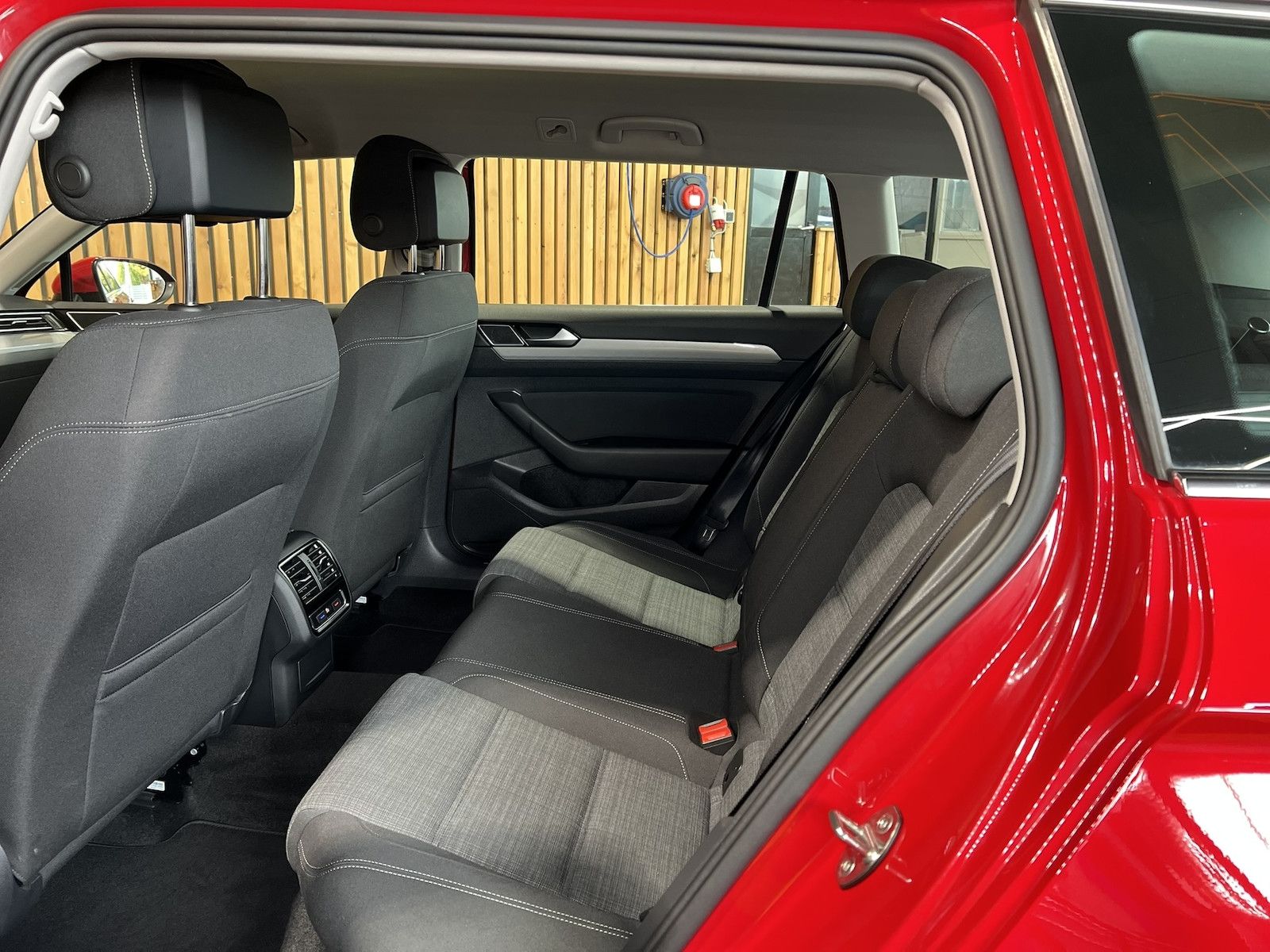 Fahrzeugabbildung Volkswagen Passat Variant 2,0 TDI DSG *Navi*LED*AHK*Virtual