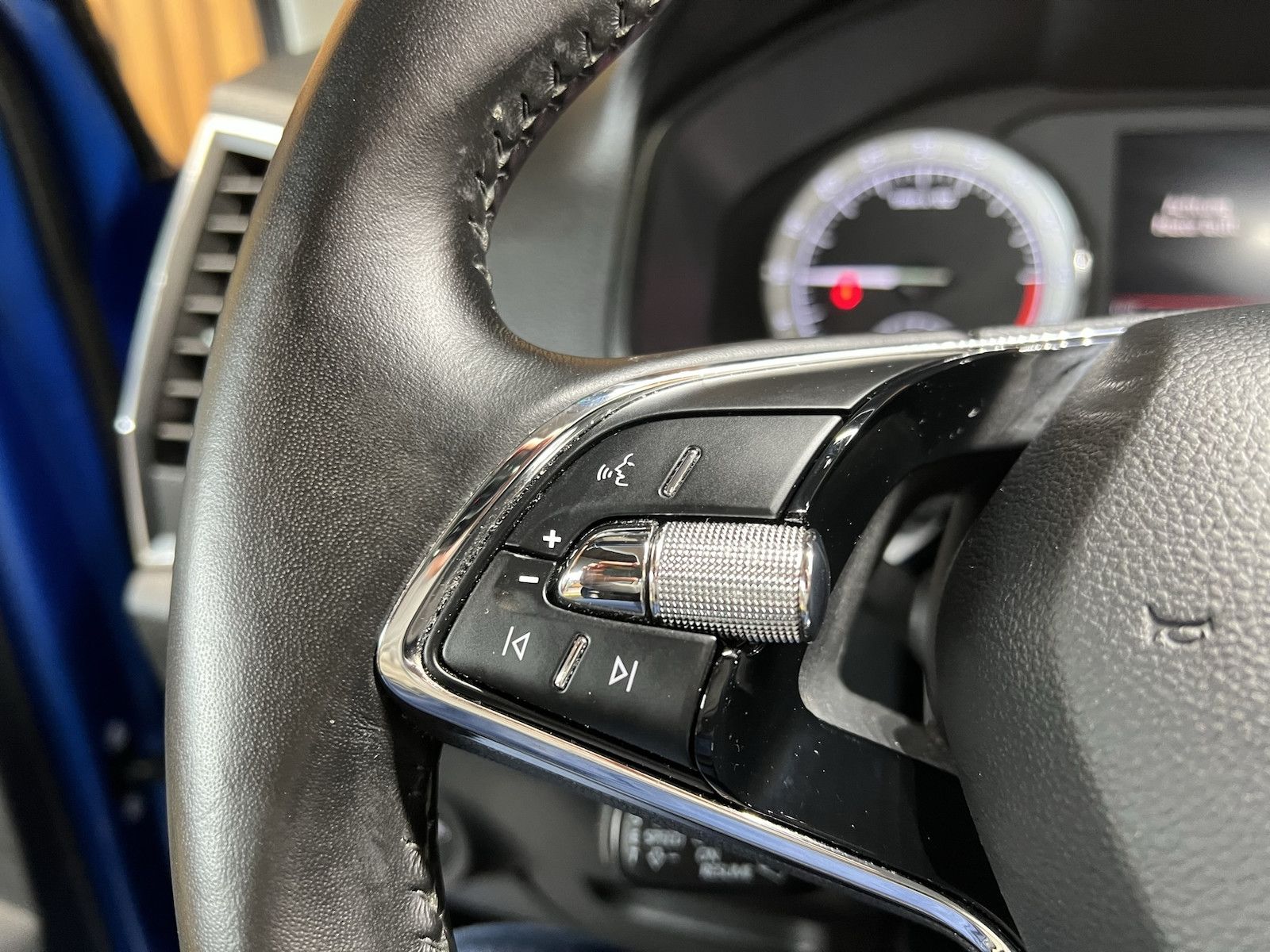 Fahrzeugabbildung SKODA Karoq 2,0 TDI DSG *Navi*ACC*LED*Kessy*Canton*App