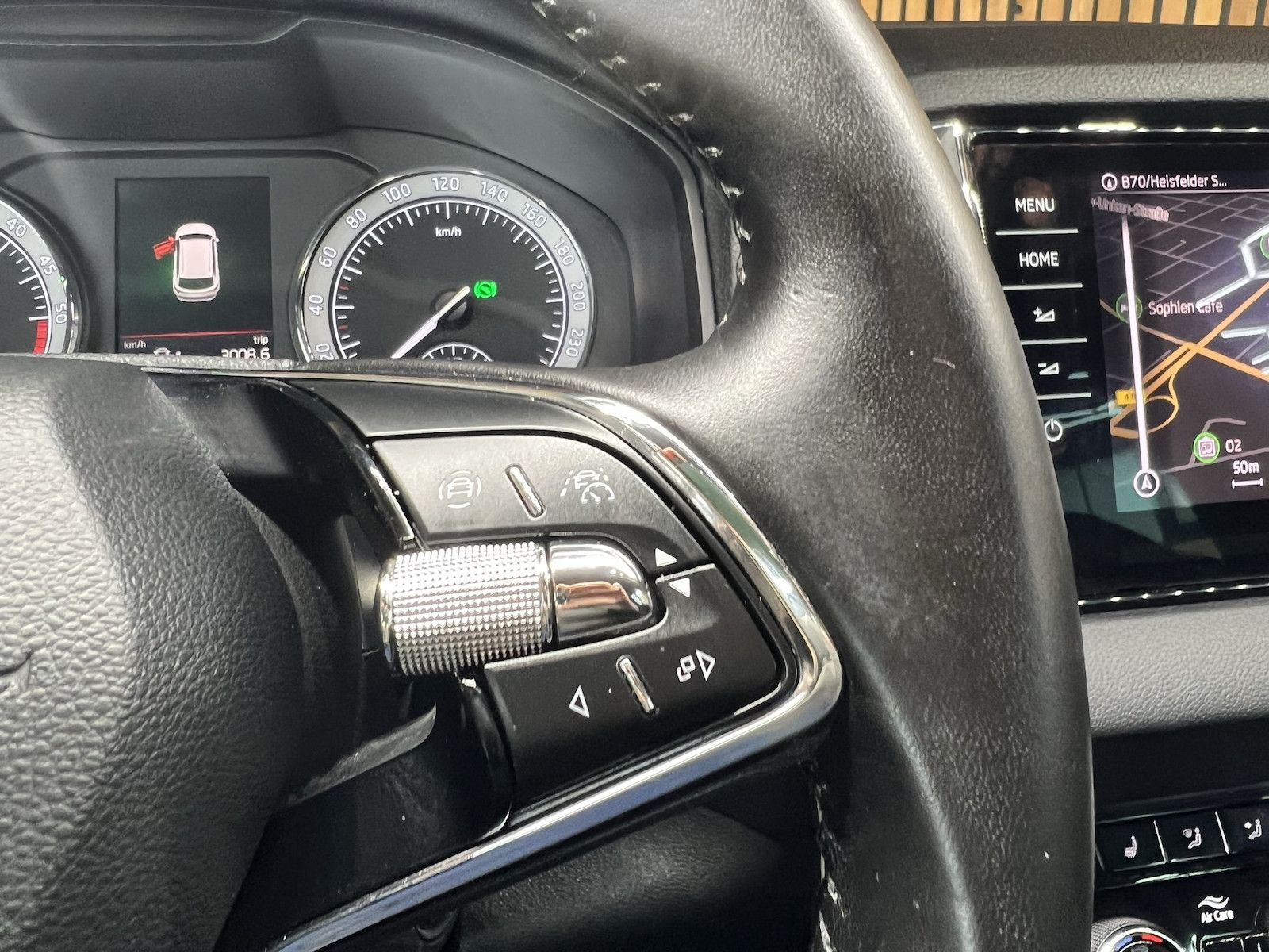 Fahrzeugabbildung SKODA Karoq 2,0 TDI DSG *Navi*ACC*LED*Kessy*Canton*App
