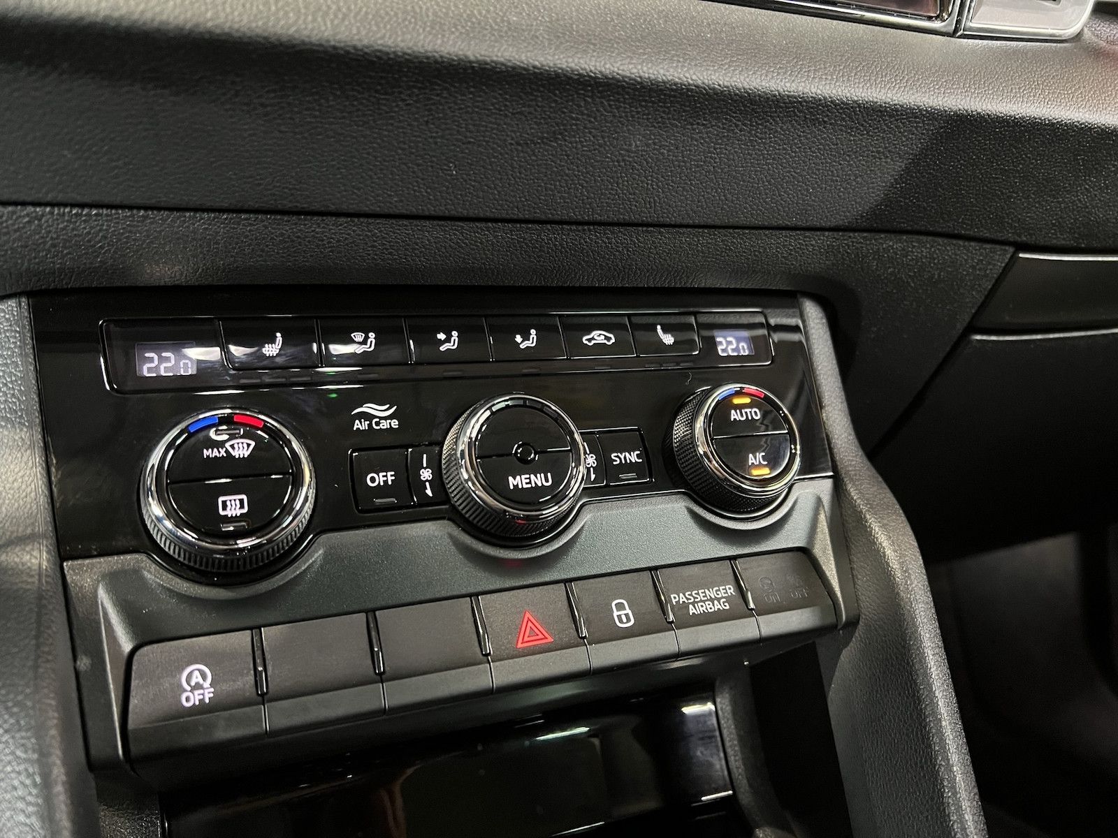 Fahrzeugabbildung SKODA Karoq 2,0 TDI DSG *Navi*ACC*LED*Kessy*Canton*App