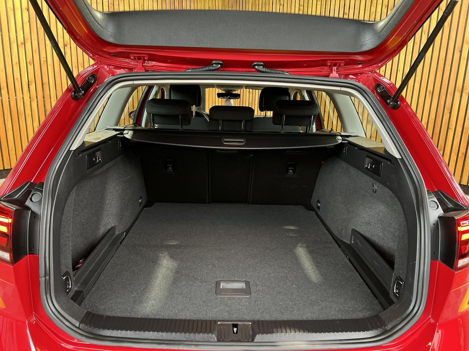 Fahrzeugabbildung Volkswagen Passat Variant 2,0 TDI DSG *Navi*LED*Kam*Virtual