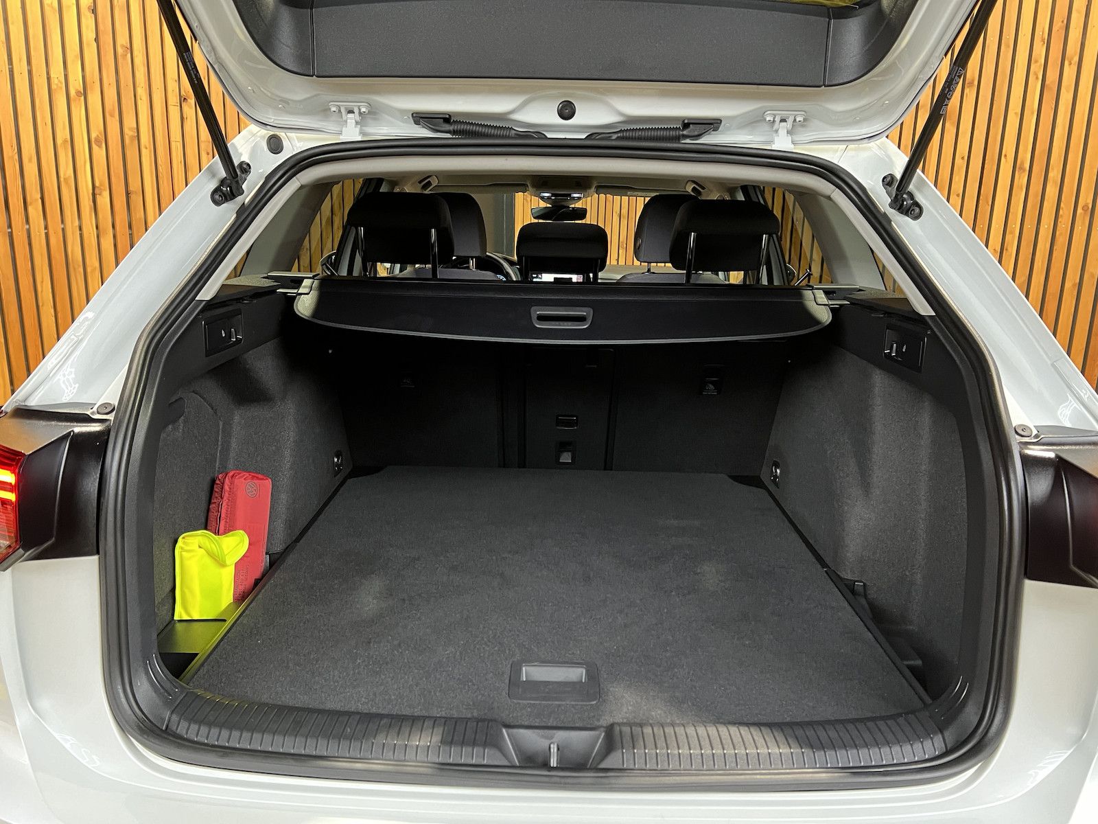 Fahrzeugabbildung Volkswagen Golf Variant 1,5 TSI Life *Navi*Virtual*Kam*LED*