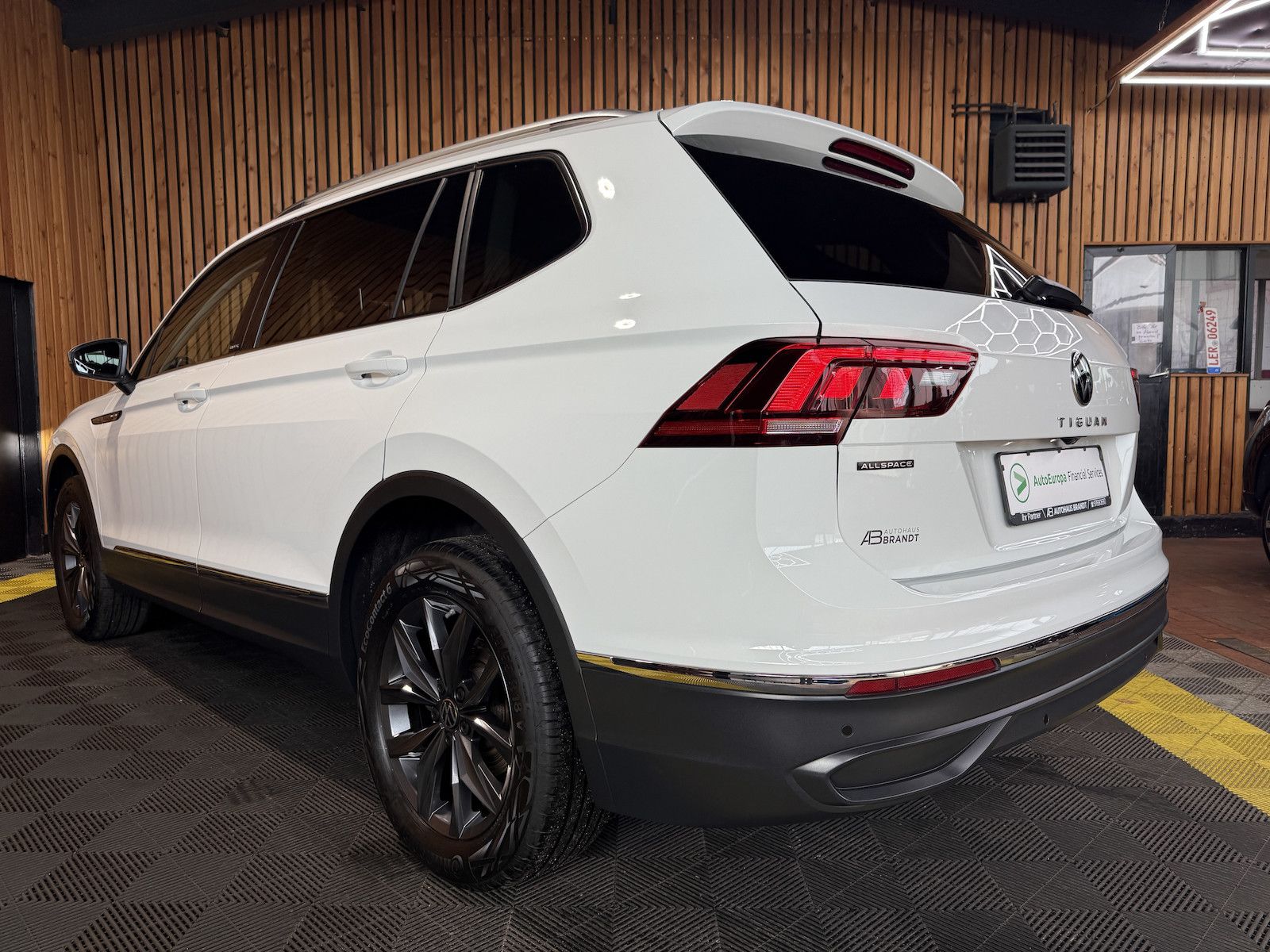 Fahrzeugabbildung Volkswagen Tiguan Allspace 1,5 TSI Move DSG *Navi*Kam*LED*