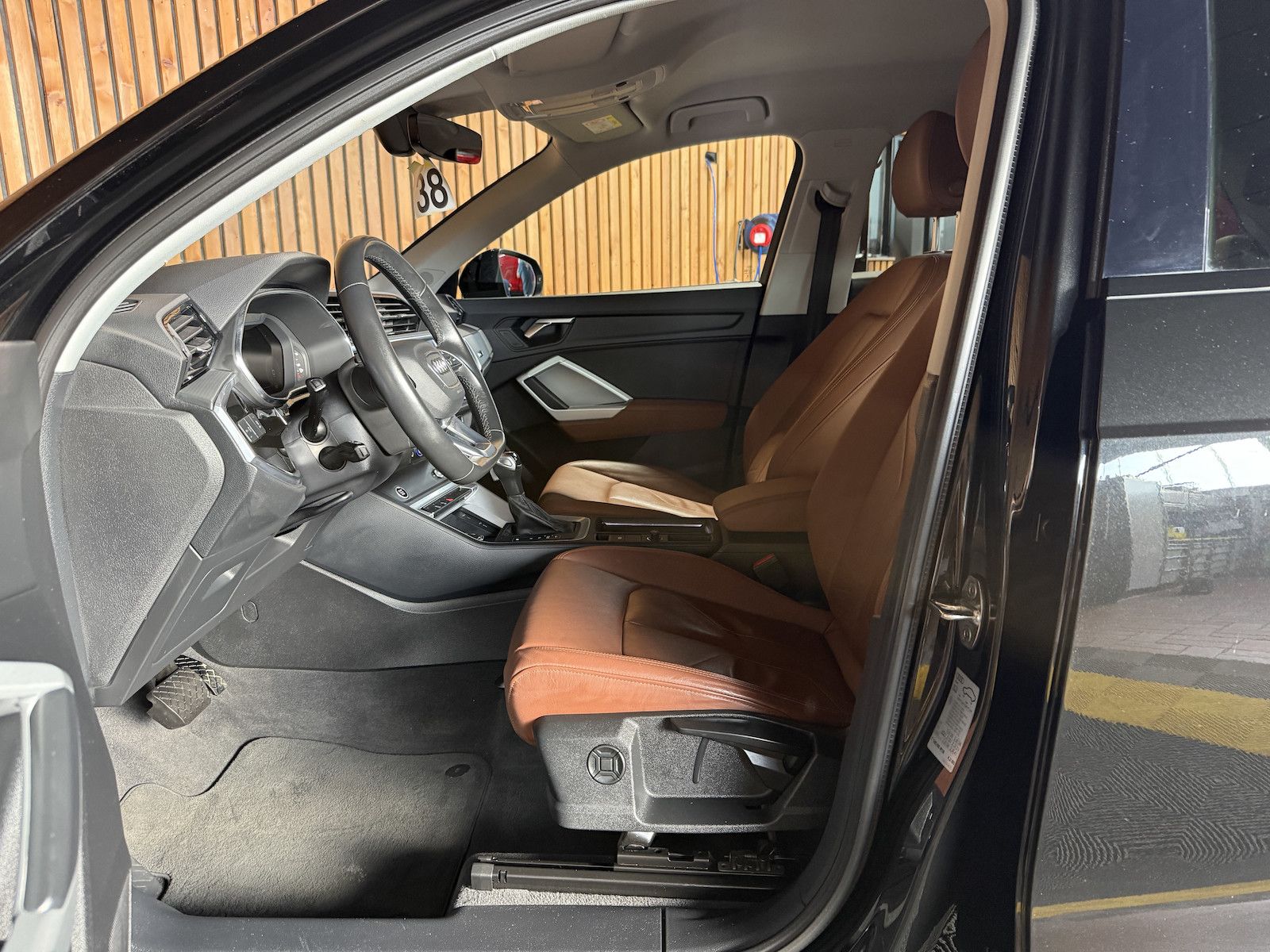 Fahrzeugabbildung Audi Q3 35 TDI Black Aut. Navi*LED*Virtual*AHK*Leder