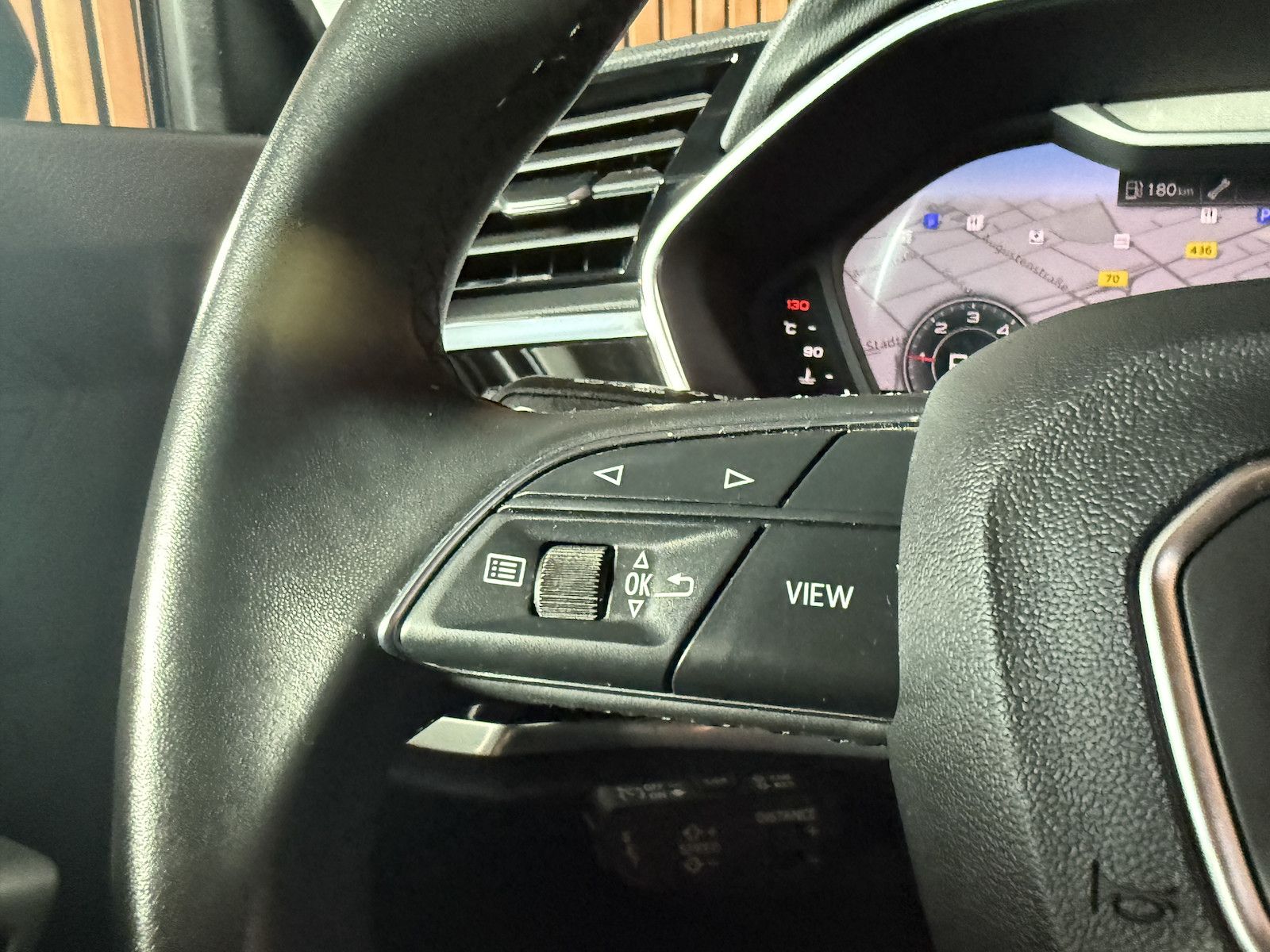 Fahrzeugabbildung Audi Q3 35 TDI Black Aut. Navi*LED*Virtual*AHK*Leder