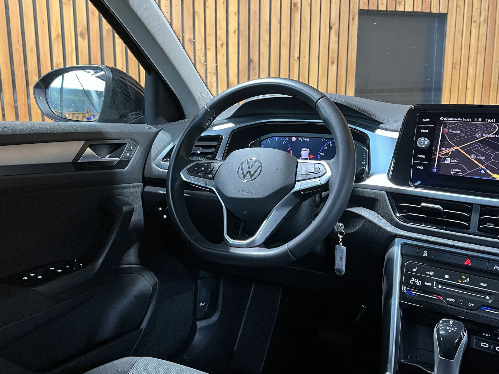Fahrzeugabbildung Volkswagen T-Roc 1,5 TSI Life DSG *Navi*AHK*LED*Kam*Virtual