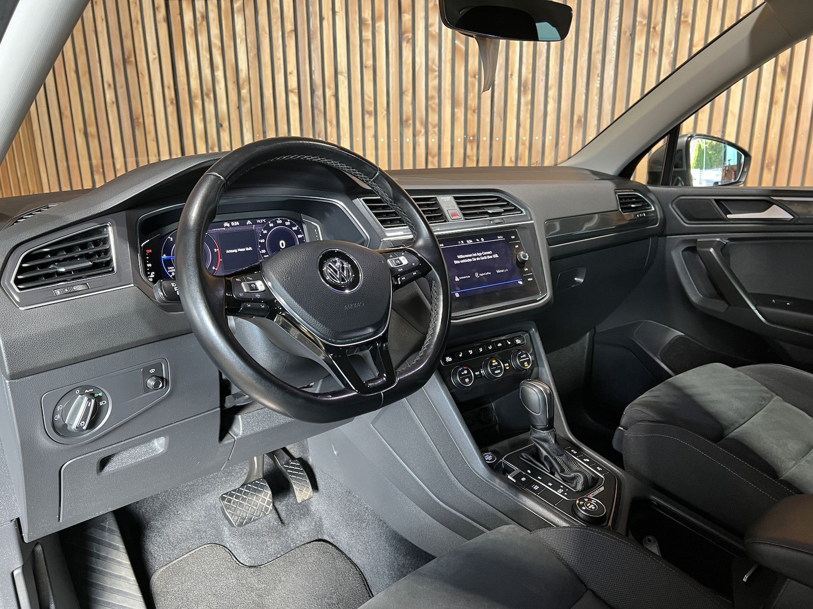Fahrzeugabbildung Volkswagen Tiguan Allspace 2,0TDI DSG Navi*360°*VC*Head*AHK