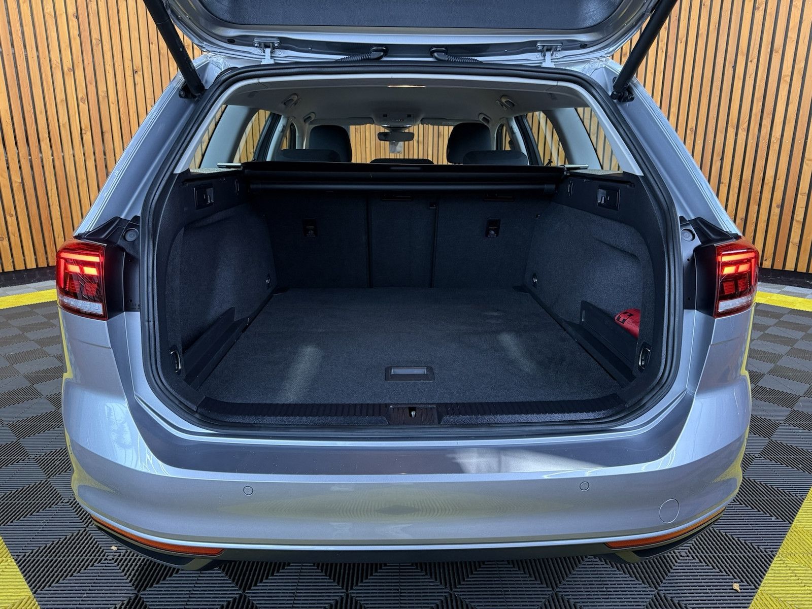 Fahrzeugabbildung Volkswagen Passat Variant 2,0 TDI DSG Navi*AHK*Kam*el.Heck.