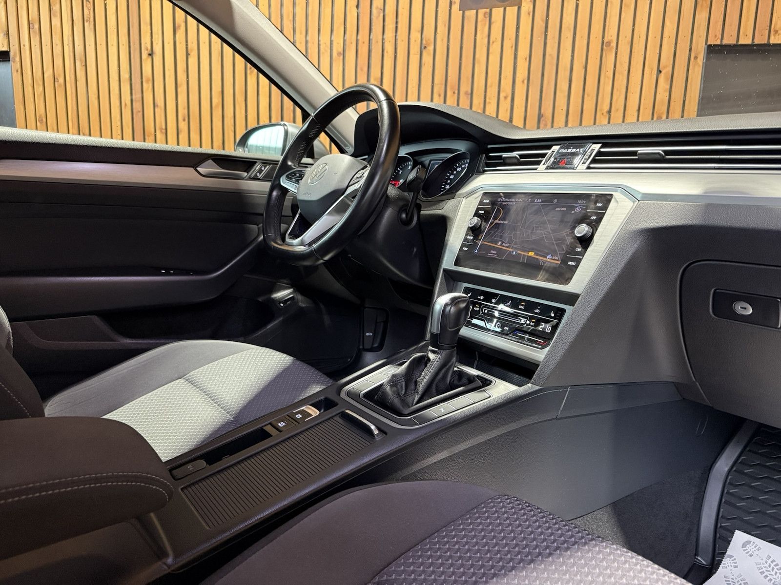 Fahrzeugabbildung Volkswagen Passat Variant 2,0 TDI DSG Navi*AHK*Kam*el.Heck.