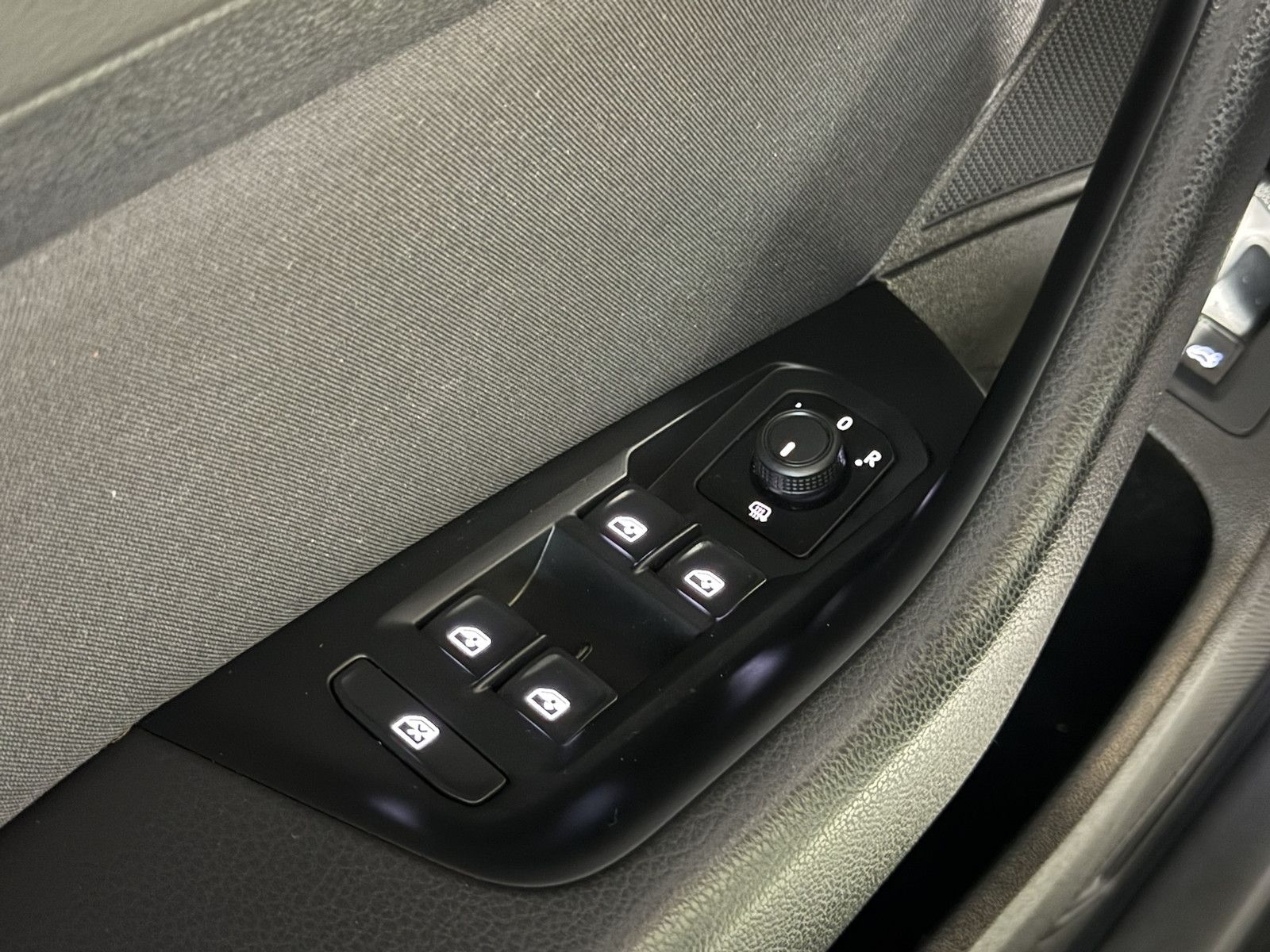 Fahrzeugabbildung Volkswagen Passat Variant 2,0 TDI DSG Navi*AHK*Kam*el.Heck.