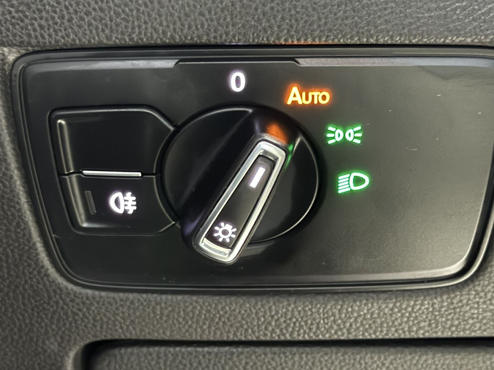Fahrzeugabbildung Volkswagen Passat Variant 2,0 TDI DSG Navi*AHK*Kam*el.Heck.