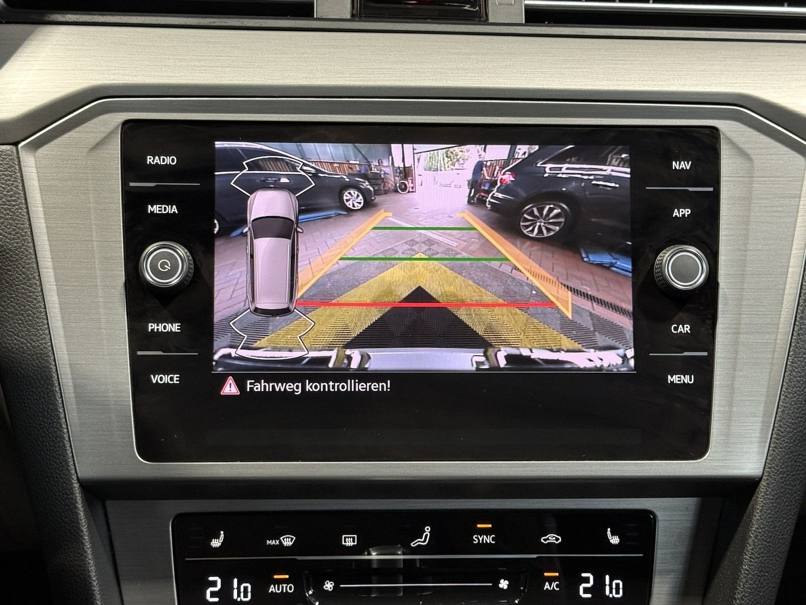 Fahrzeugabbildung Volkswagen Passat Variant 2,0 TDI DSG Navi*AHK*Kam*el.Heck.