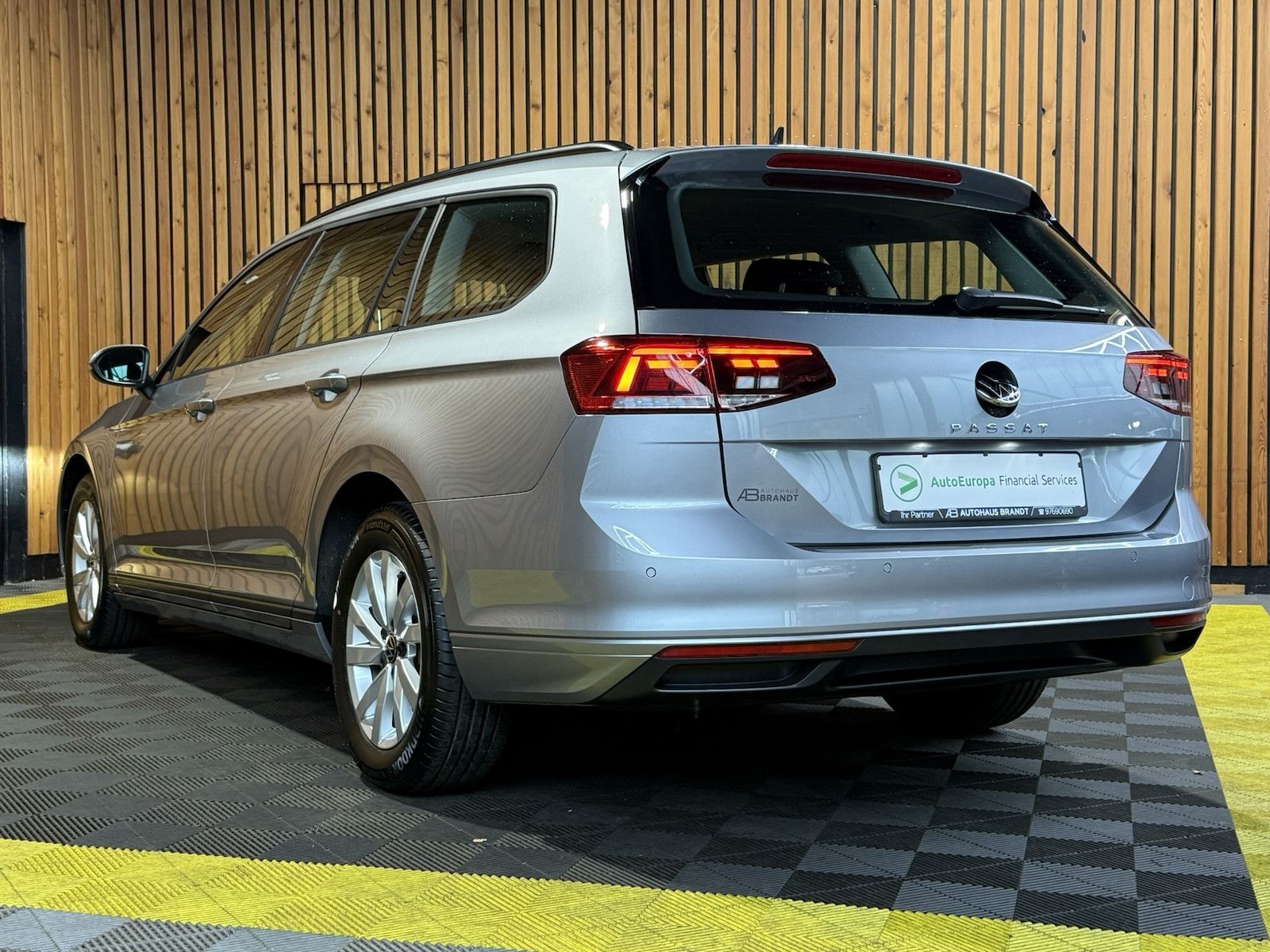 Fahrzeugabbildung Volkswagen Passat Variant 2,0 TDI DSG Navi*AHK*Kam*el.Heck.