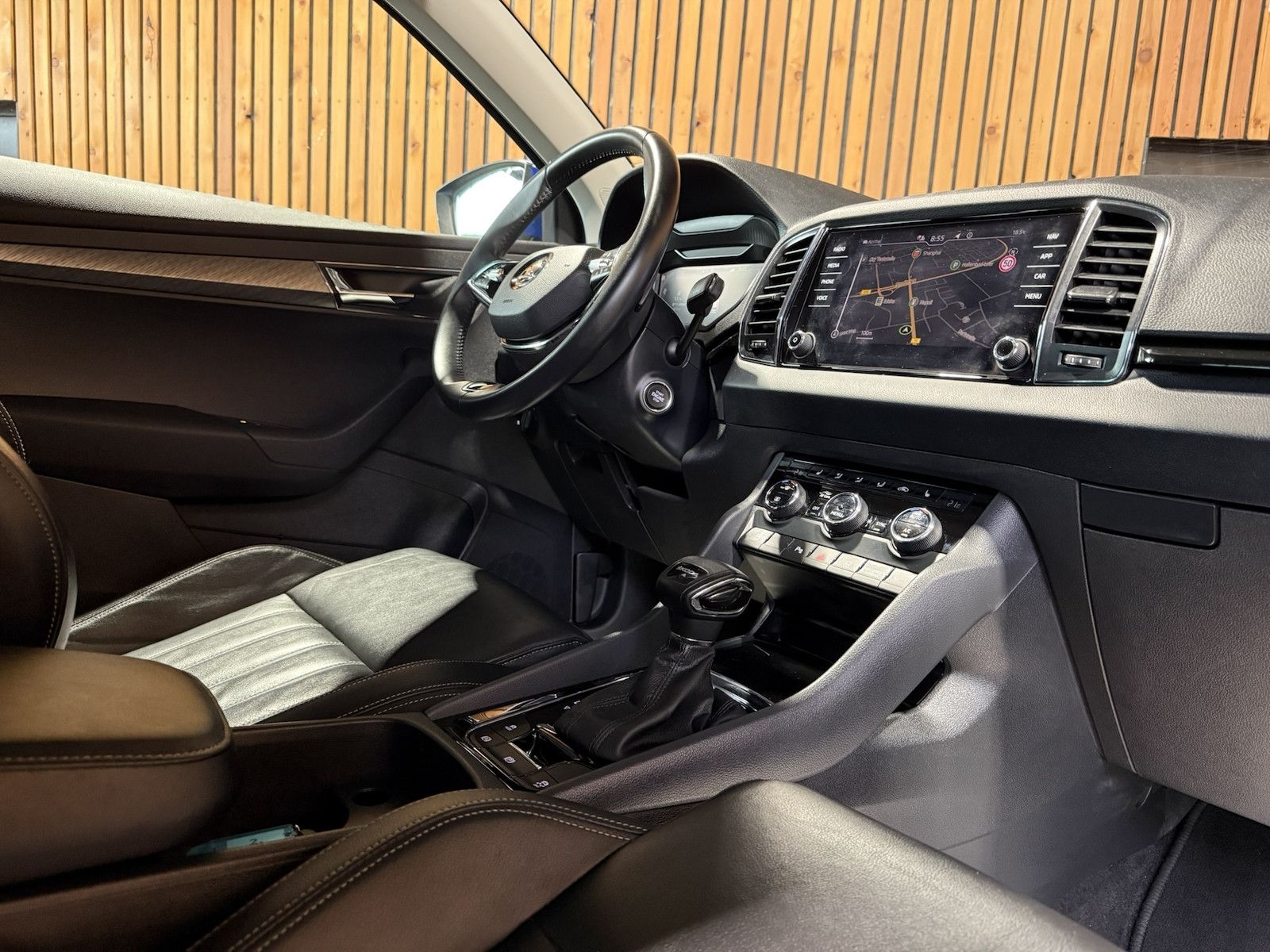 Fahrzeugabbildung SKODA Karoq 1,5 TSI DSG Style Navi*LED*Kam*Leder*AHK