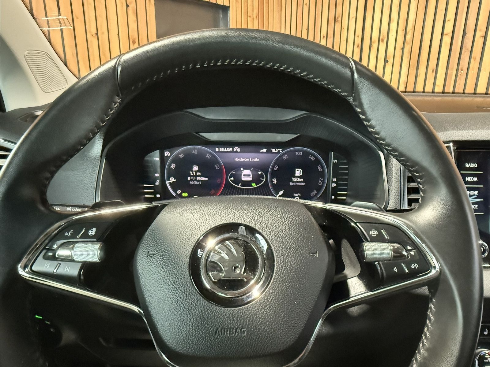 Fahrzeugabbildung SKODA Karoq 1,5 TSI DSG Style Navi*LED*Kam*Leder*AHK