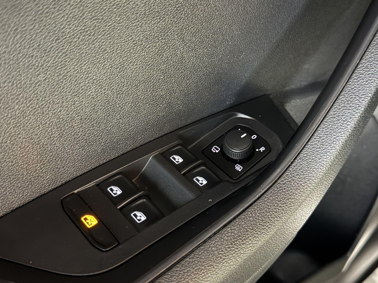 Fahrzeugabbildung SKODA Karoq 1,5 TSI DSG Style Navi*LED*Kam*Leder*AHK