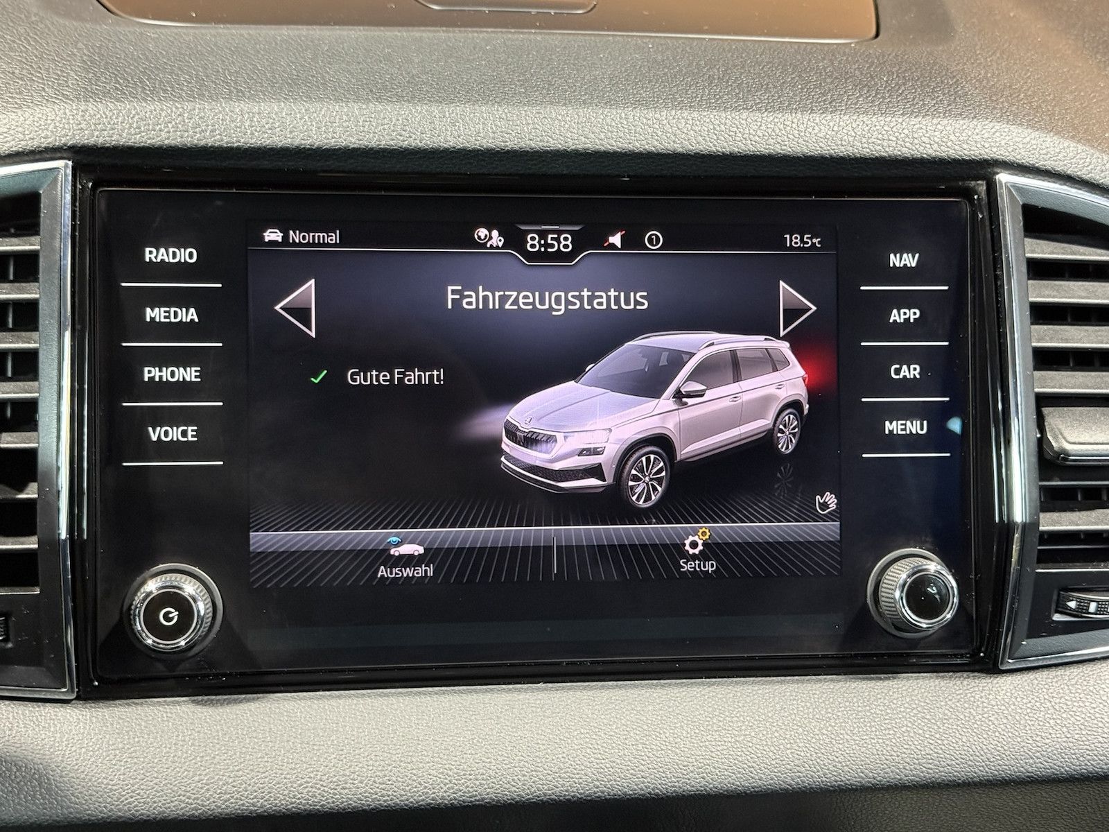 Fahrzeugabbildung SKODA Karoq 1,5 TSI DSG Style Navi*LED*Kam*Leder*AHK