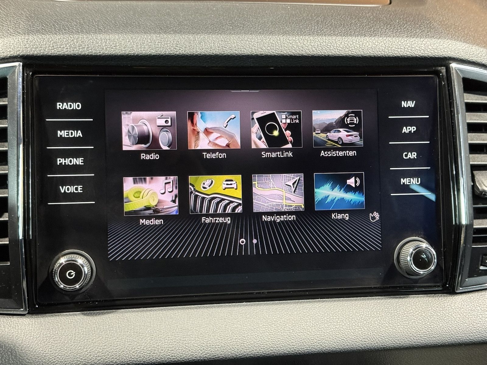 Fahrzeugabbildung SKODA Karoq 1,5 TSI DSG Style Navi*LED*Kam*Leder*AHK