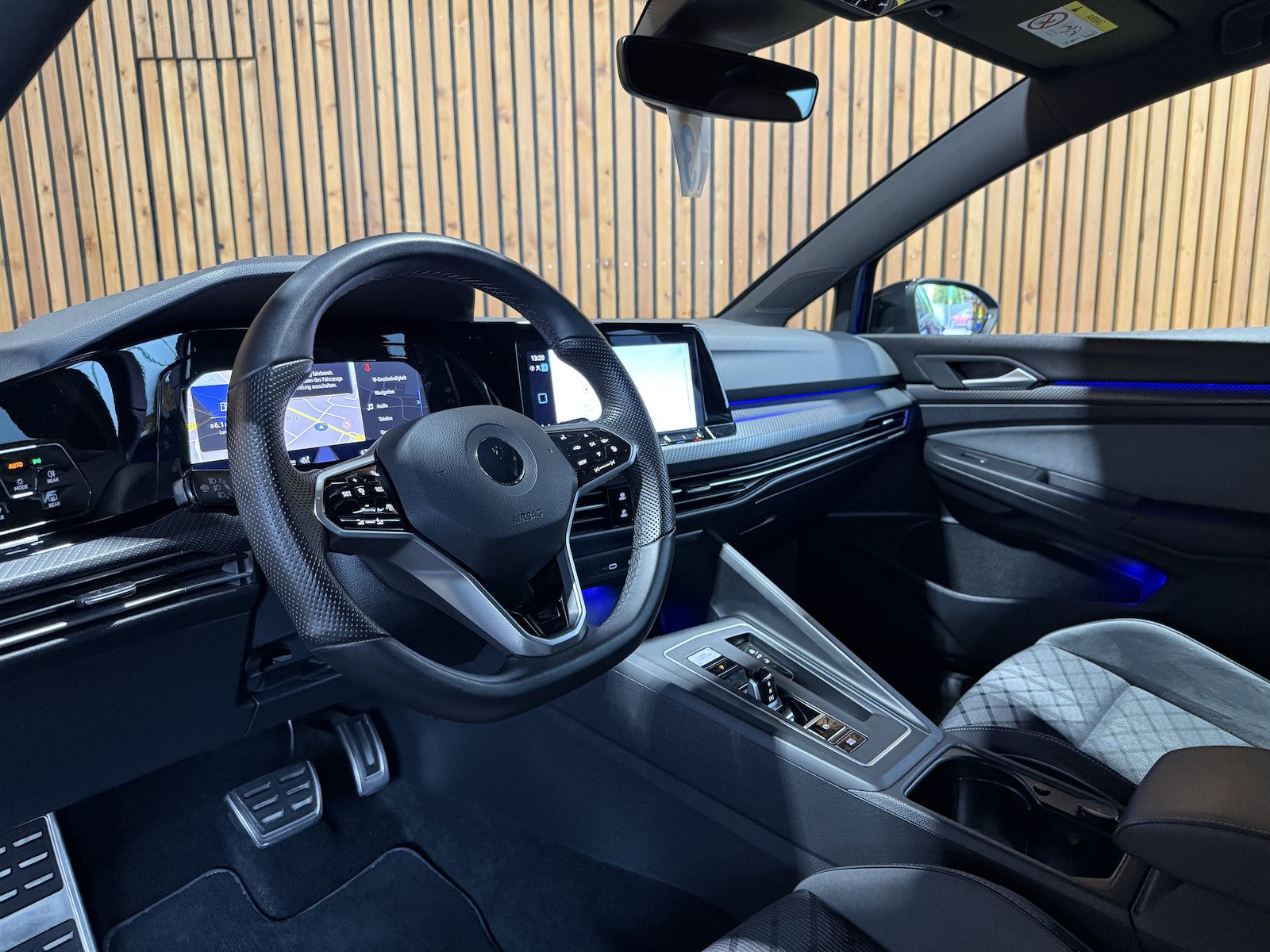 Fahrzeugabbildung Volkswagen Golf 1,5 eTSI DSG R-Line *Navi*Kam*AHK*Matrix*