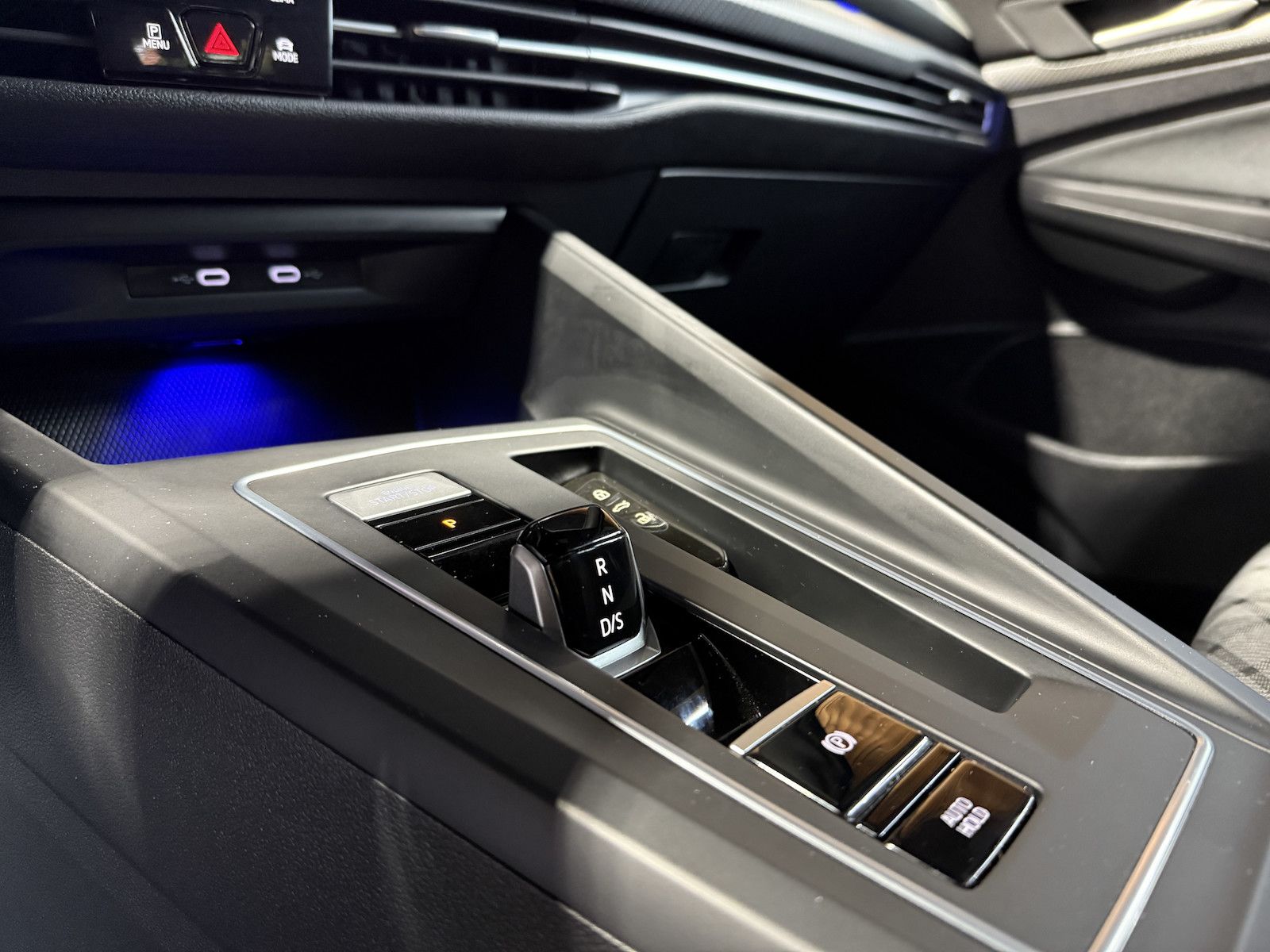 Fahrzeugabbildung Volkswagen Golf 1,5 eTSI DSG R-Line *Navi*Kam*AHK*Matrix*
