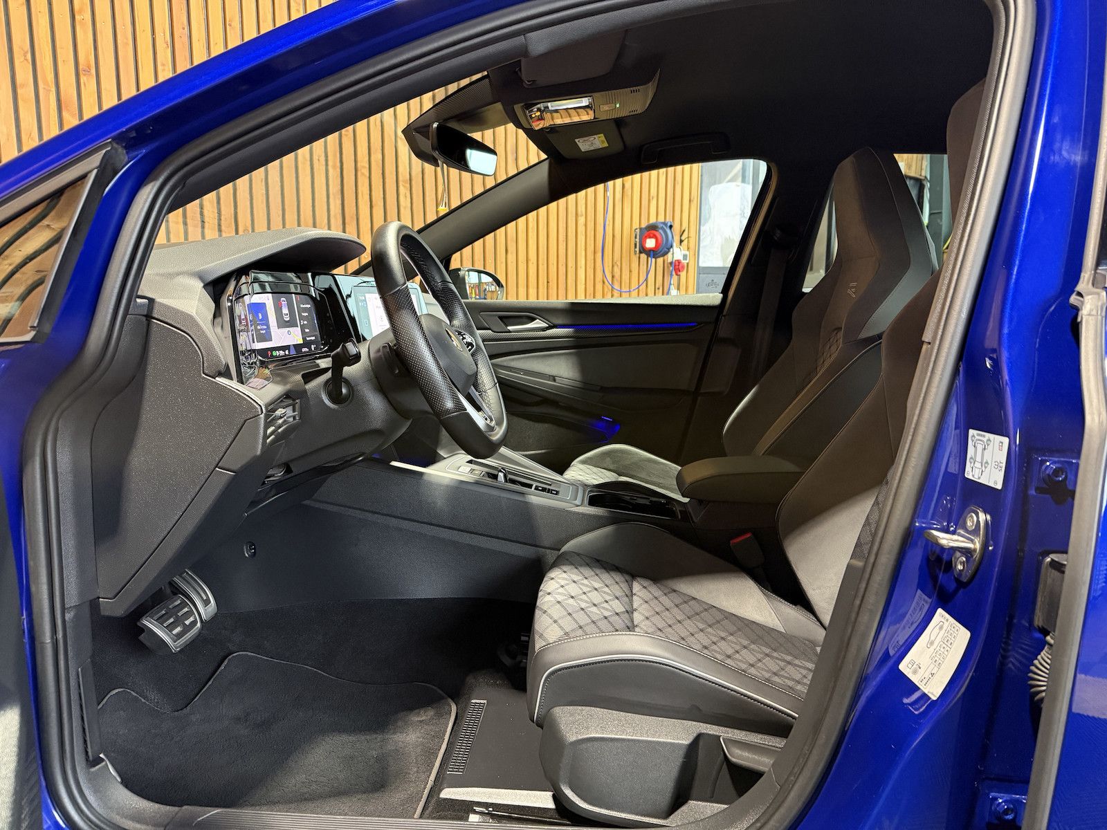 Fahrzeugabbildung Volkswagen Golf 1,5 eTSI DSG R-Line *Navi*Kam*AHK*Matrix*