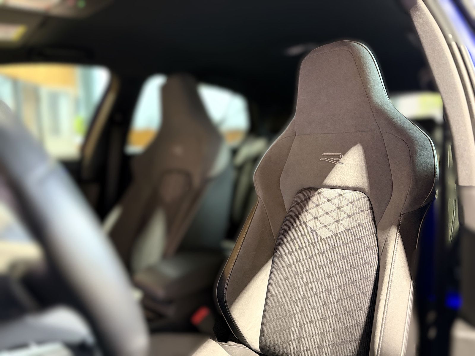 Fahrzeugabbildung Volkswagen Golf 1,5 eTSI DSG R-Line *Navi*Kam*AHK*Matrix*
