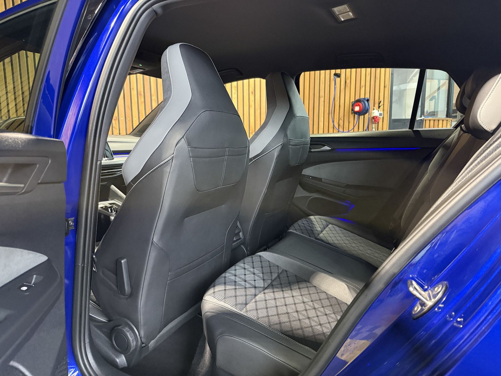 Fahrzeugabbildung Volkswagen Golf 1,5 eTSI DSG R-Line *Navi*Kam*AHK*Matrix*