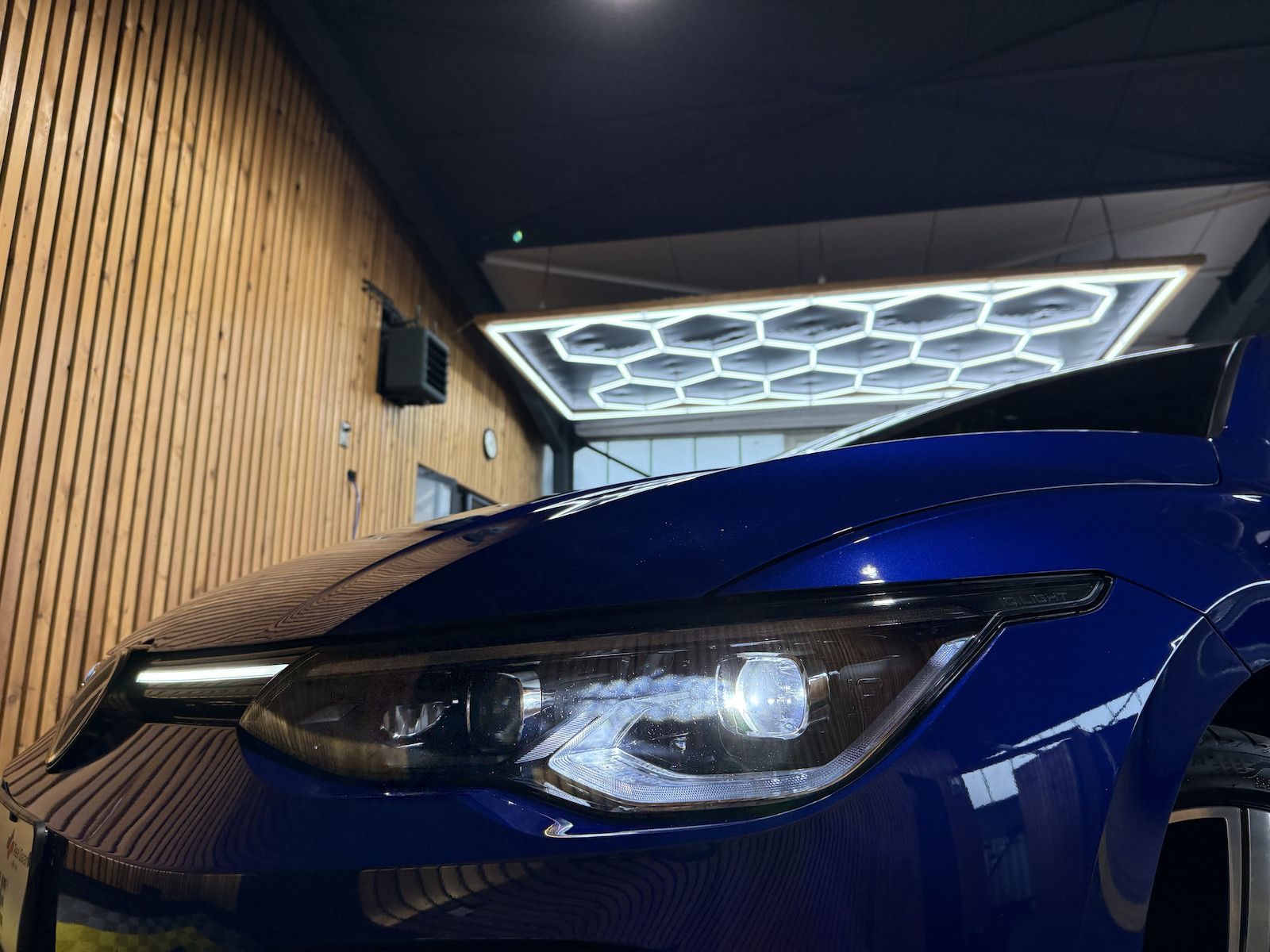 Fahrzeugabbildung Volkswagen Golf 1,5 eTSI DSG R-Line *Navi*Kam*AHK*Matrix*