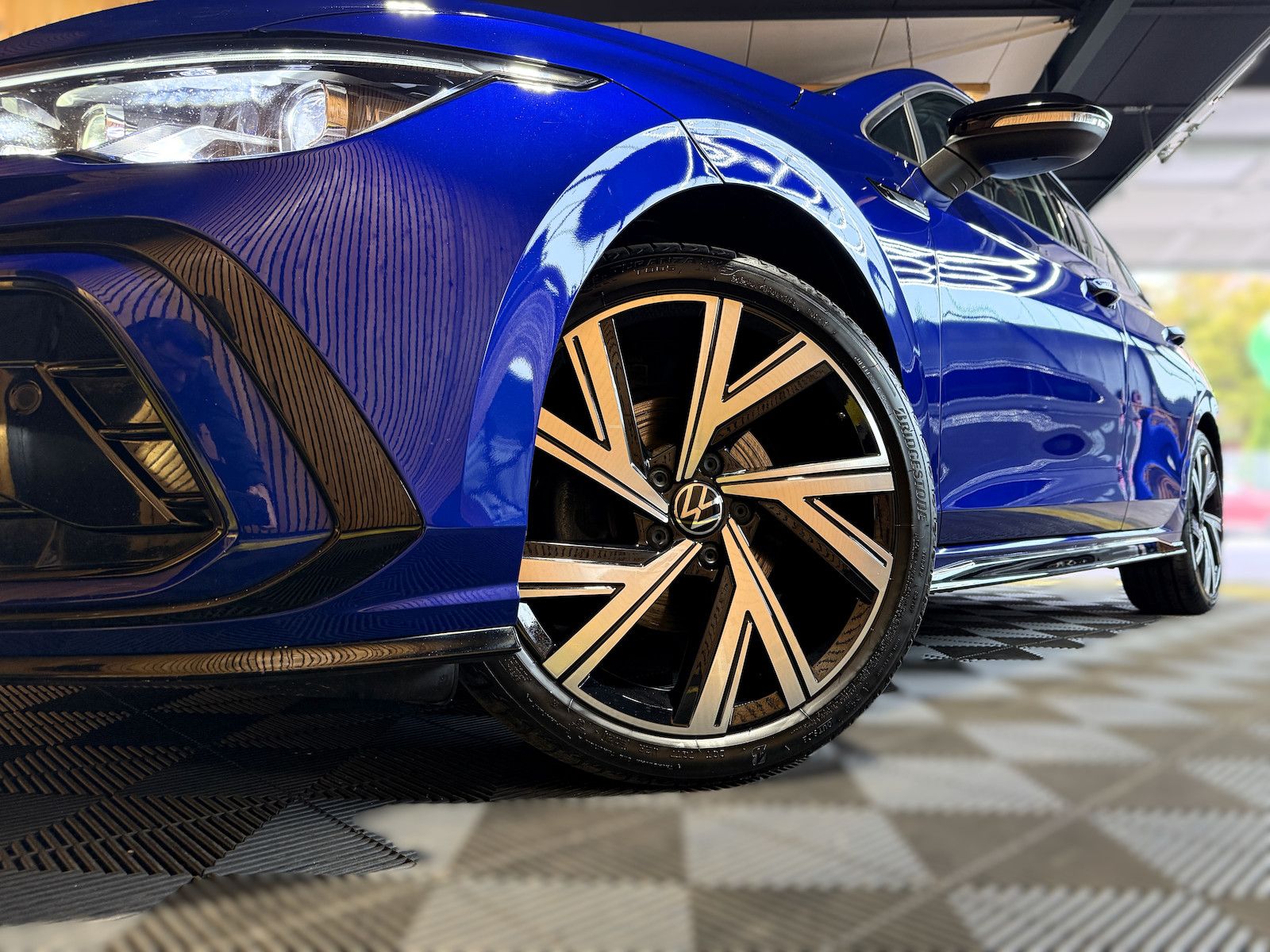 Fahrzeugabbildung Volkswagen Golf 1,5 eTSI DSG R-Line *Navi*Kam*AHK*Matrix*