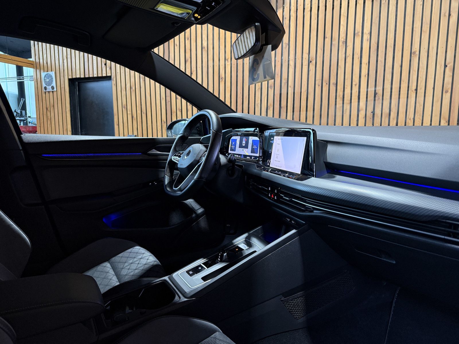 Fahrzeugabbildung Volkswagen Golf 1,5 eTSI DSG R-Line *Navi*Kam*AHK*Matrix*