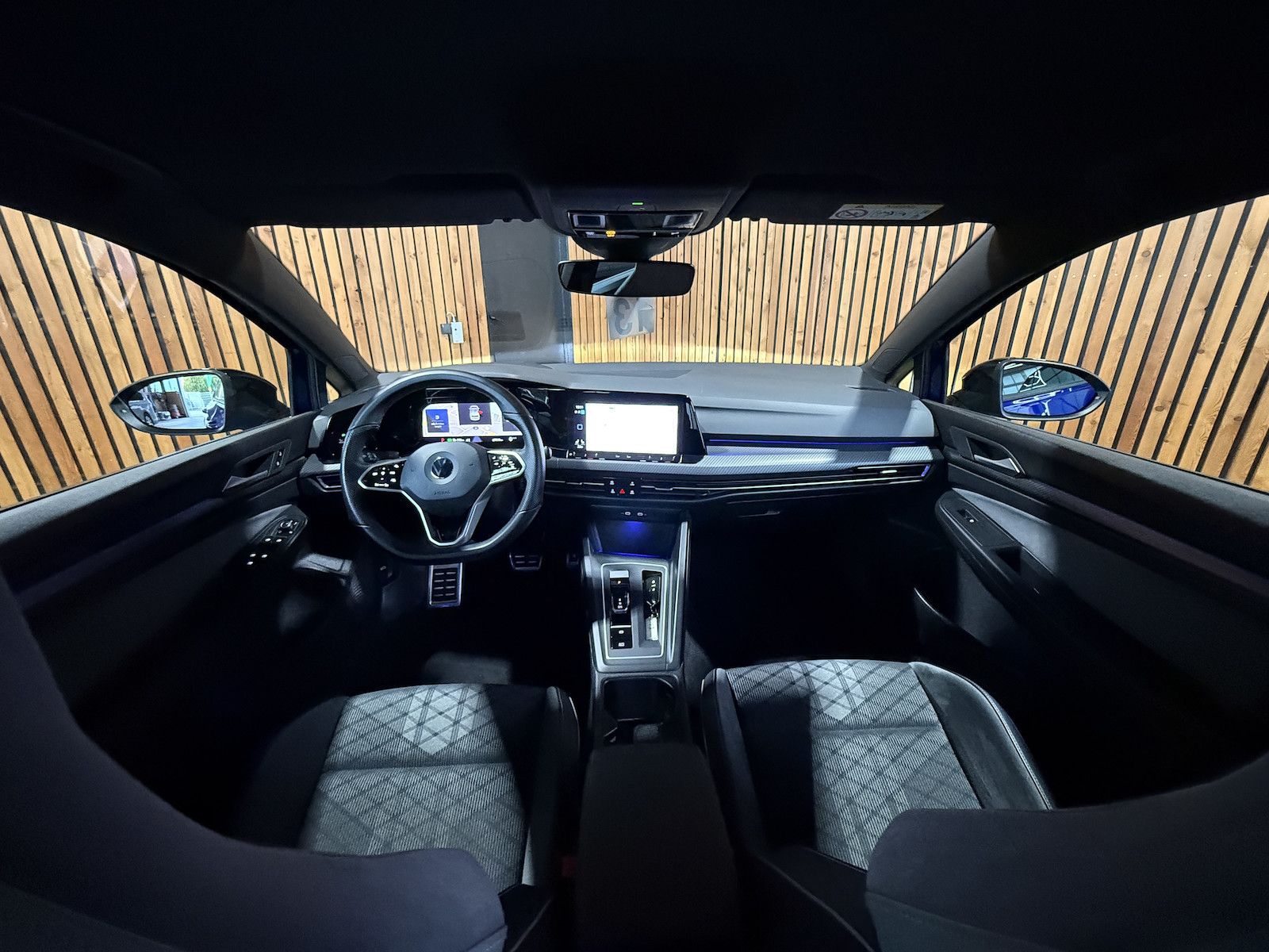 Fahrzeugabbildung Volkswagen Golf 1,5 eTSI DSG R-Line *Navi*Kam*AHK*Matrix*