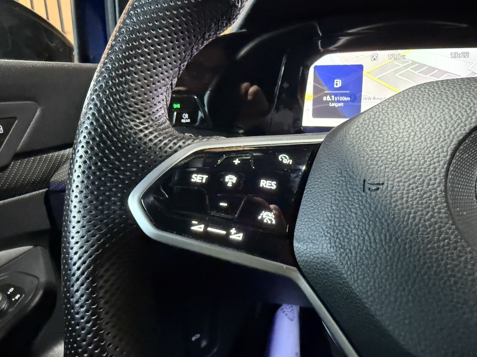 Fahrzeugabbildung Volkswagen Golf 1,5 eTSI DSG R-Line *Navi*Kam*AHK*Matrix*
