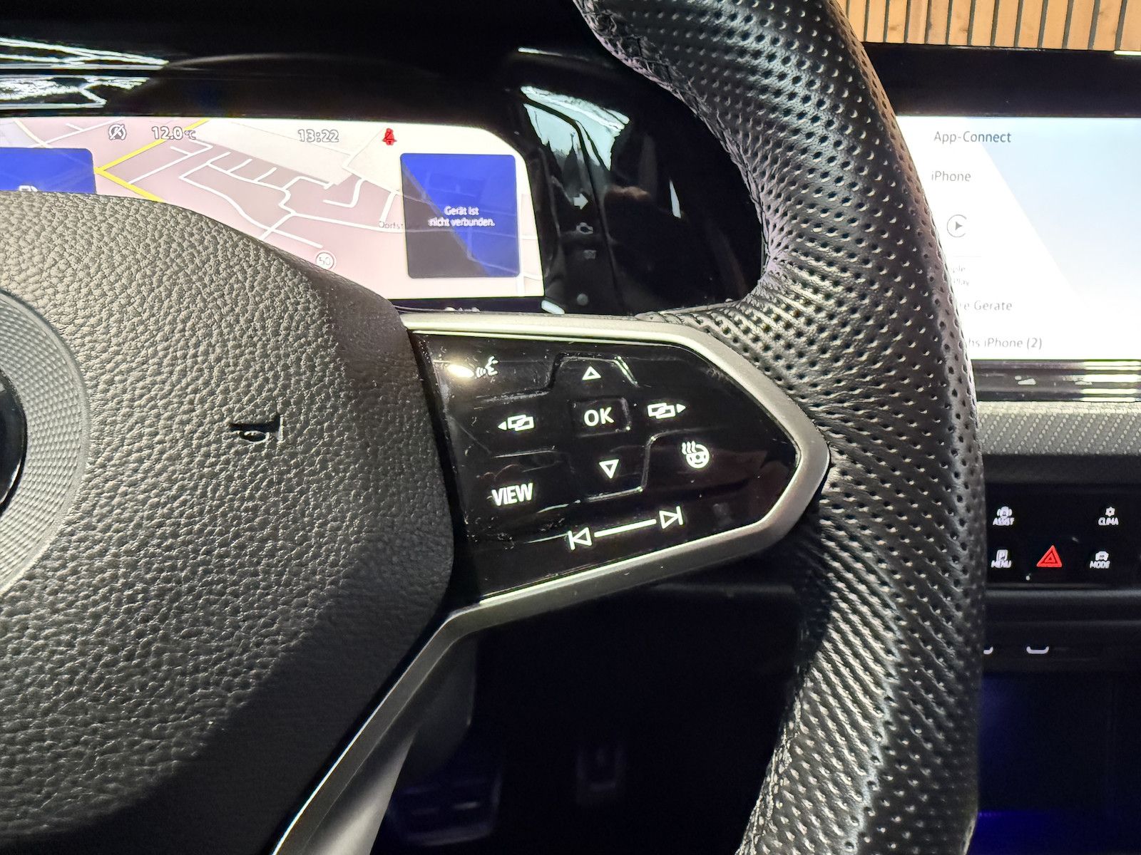 Fahrzeugabbildung Volkswagen Golf 1,5 eTSI DSG R-Line *Navi*Kam*AHK*Matrix*