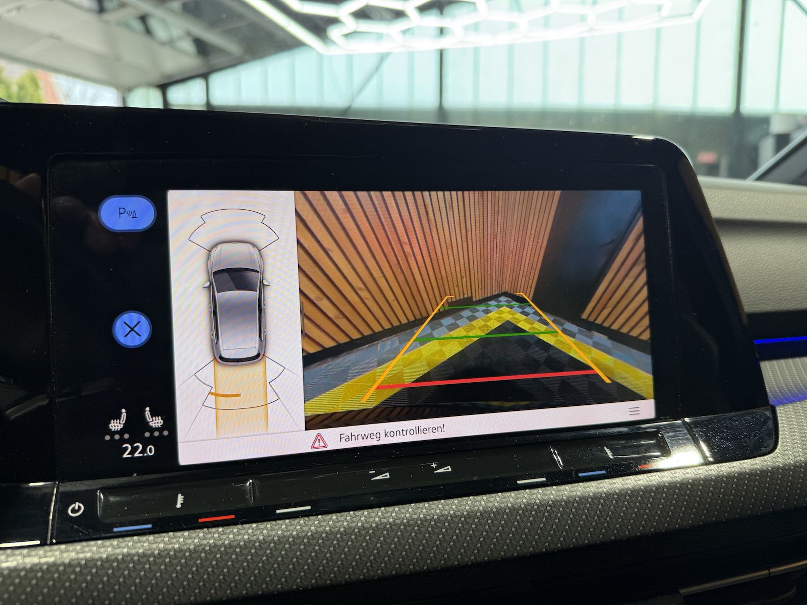 Fahrzeugabbildung Volkswagen Golf 1,5 eTSI DSG R-Line *Navi*Kam*AHK*Matrix*