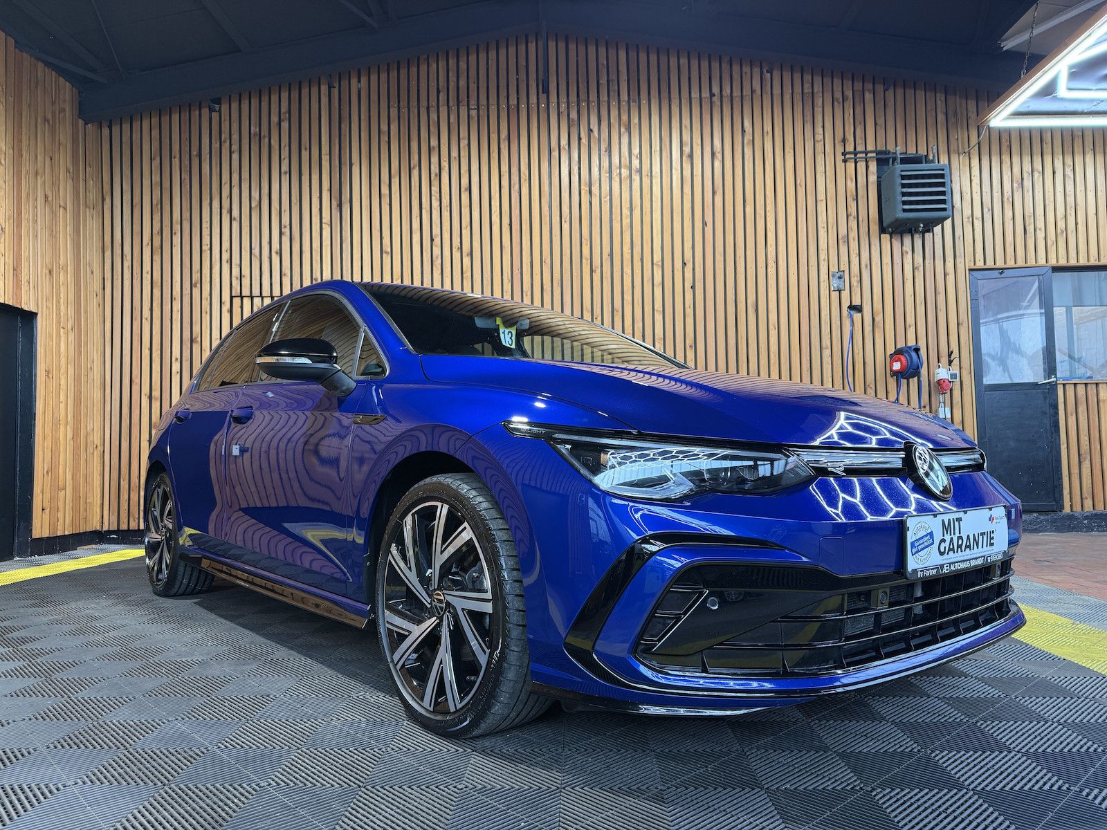 Fahrzeugabbildung Volkswagen Golf 1,5 eTSI DSG R-Line *Navi*Kam*AHK*Matrix*