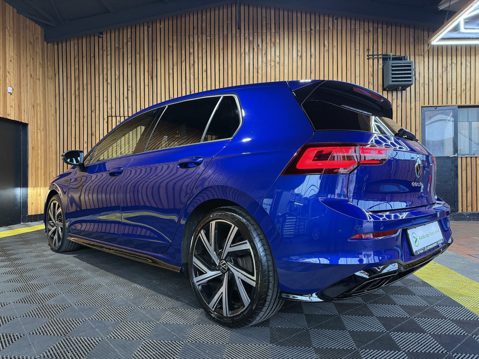 Fahrzeugabbildung Volkswagen Golf 1,5 eTSI DSG R-Line *Navi*Kam*AHK*Matrix*