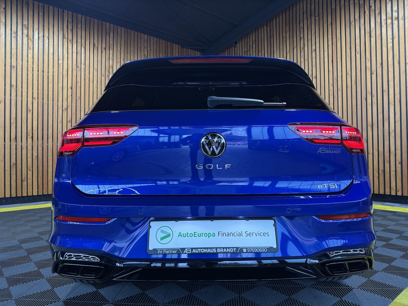 Fahrzeugabbildung Volkswagen Golf 1,5 eTSI DSG R-Line *Navi*Kam*AHK*Matrix*