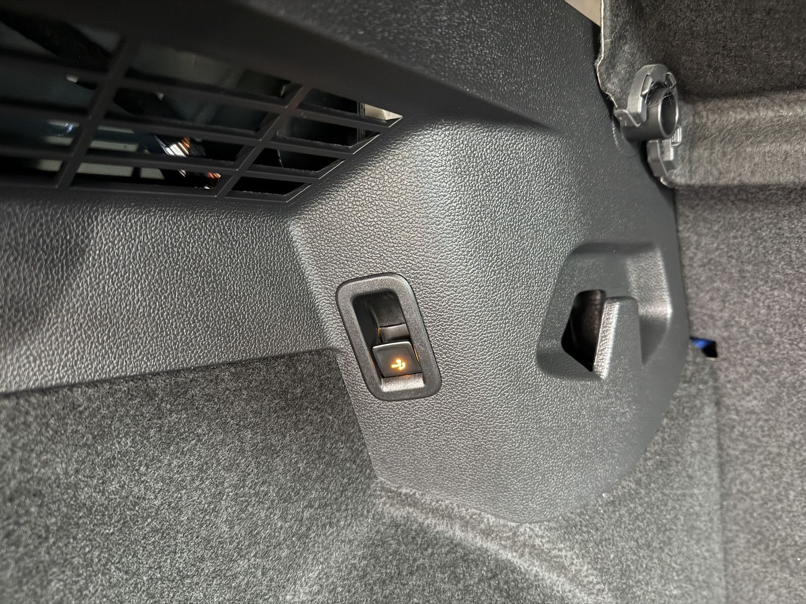 Fahrzeugabbildung Volkswagen Golf 1,5 eTSI DSG R-Line *Navi*Kam*AHK*Matrix*
