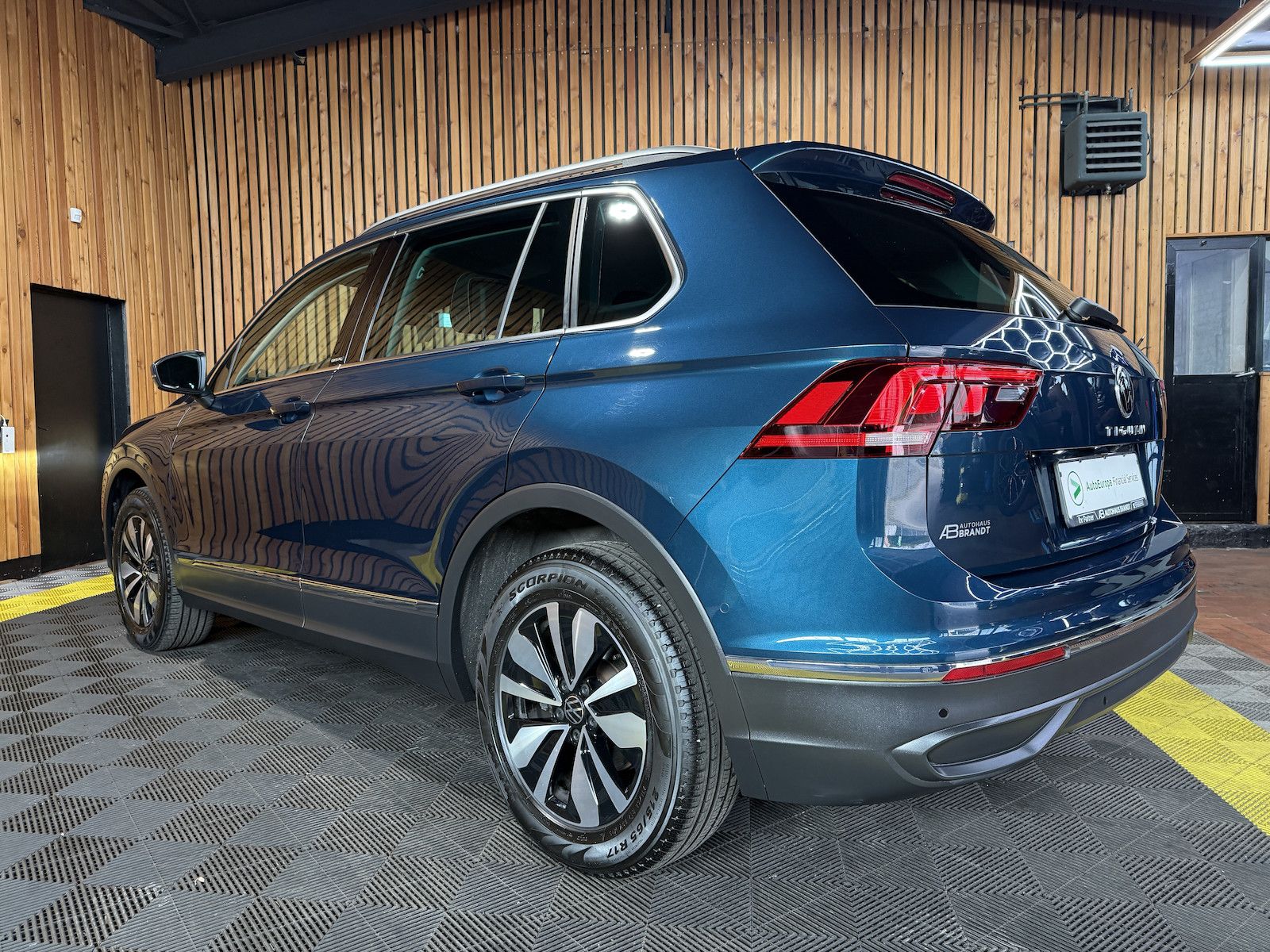 Fahrzeugabbildung Volkswagen Tiguan 1,5 TSI Move DSG *Navi*ACC*Kam*LED*AHK