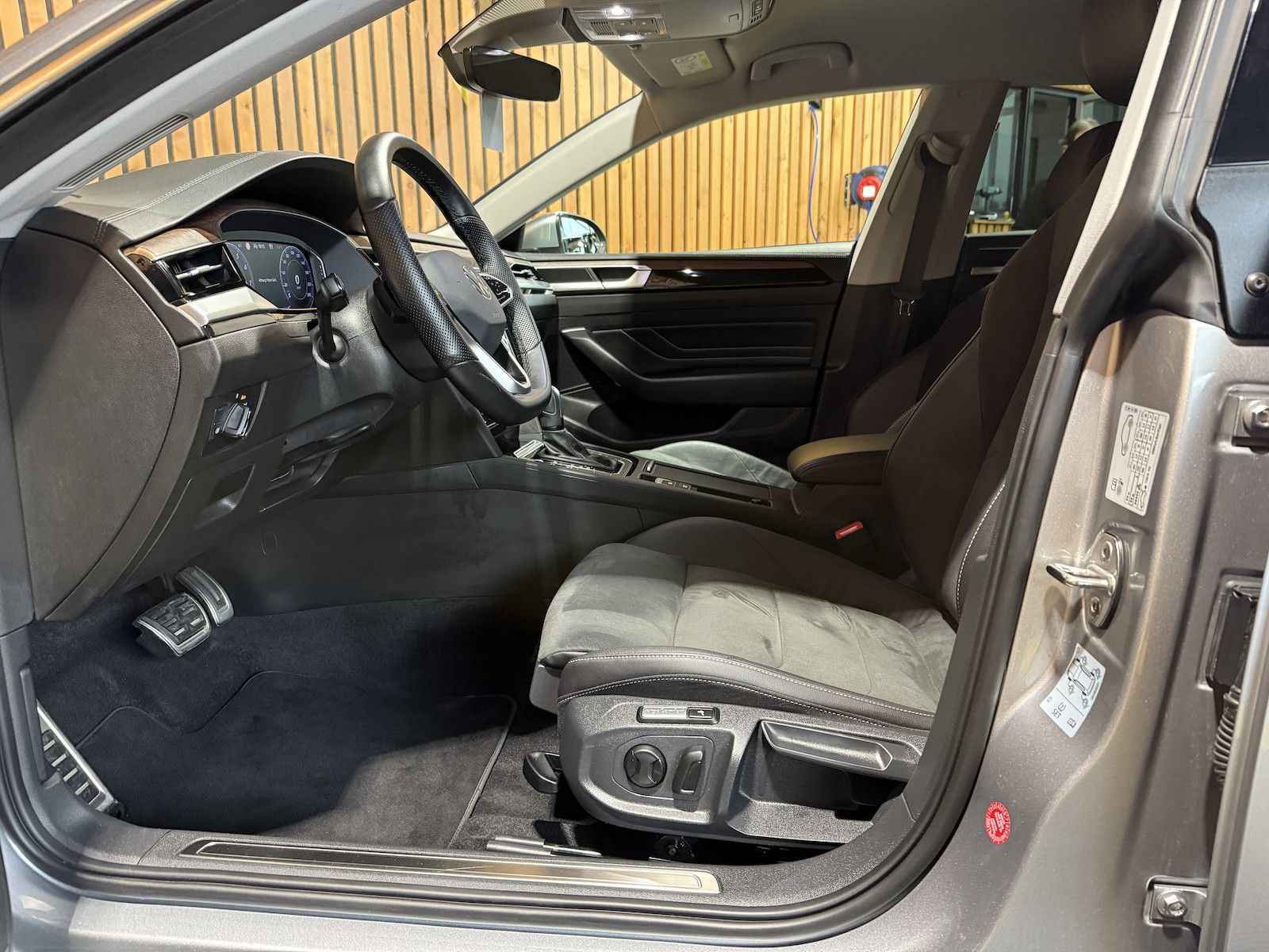 Fahrzeugabbildung Volkswagen Arteon SB. 2,0 TSI DSG *Navi*LED*Virtual*Kam*AHK