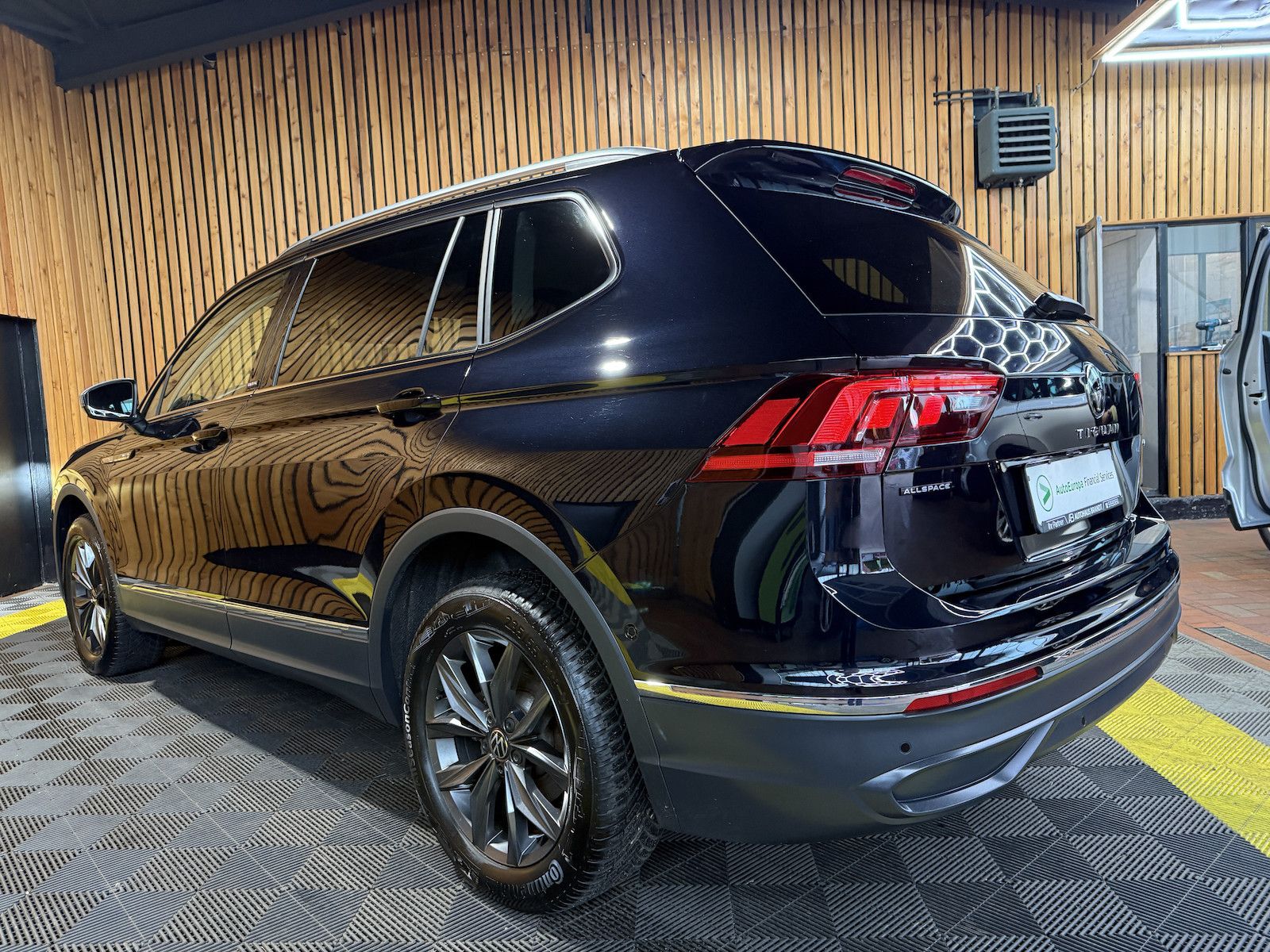 Fahrzeugabbildung Volkswagen Tiguan Allspace 2,0 TDI Move 4M DSG Navi*Kam*AHK