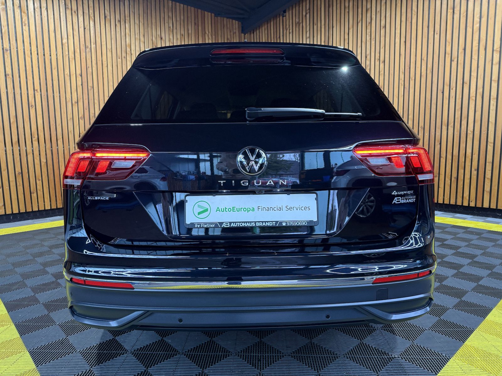 Fahrzeugabbildung Volkswagen Tiguan Allspace 2,0 TDI Move 4M DSG Navi*Kam*AHK