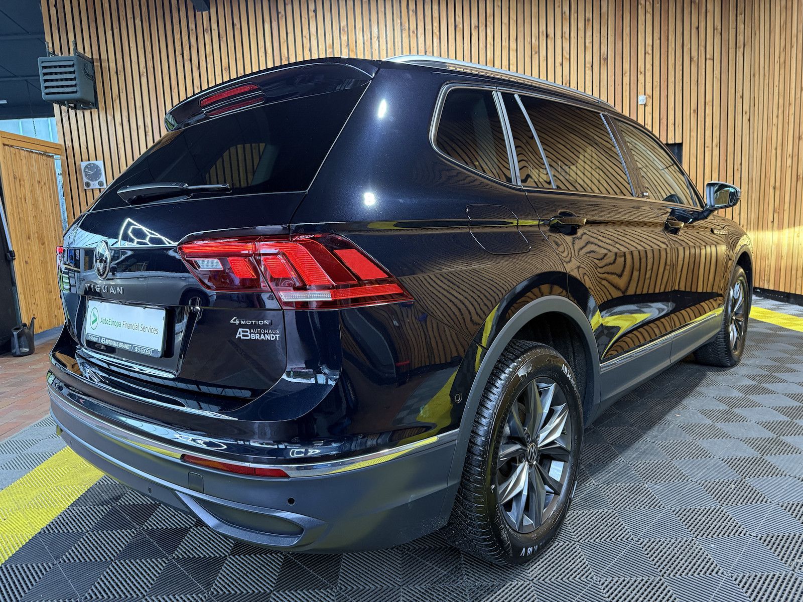 Fahrzeugabbildung Volkswagen Tiguan Allspace 2,0 TDI Move 4M DSG Navi*Kam*AHK