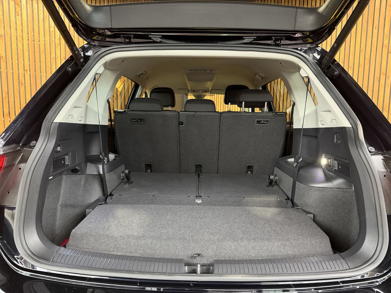 Fahrzeugabbildung Volkswagen Tiguan Allspace 2,0 TDI Move 4M DSG Navi*Kam*AHK