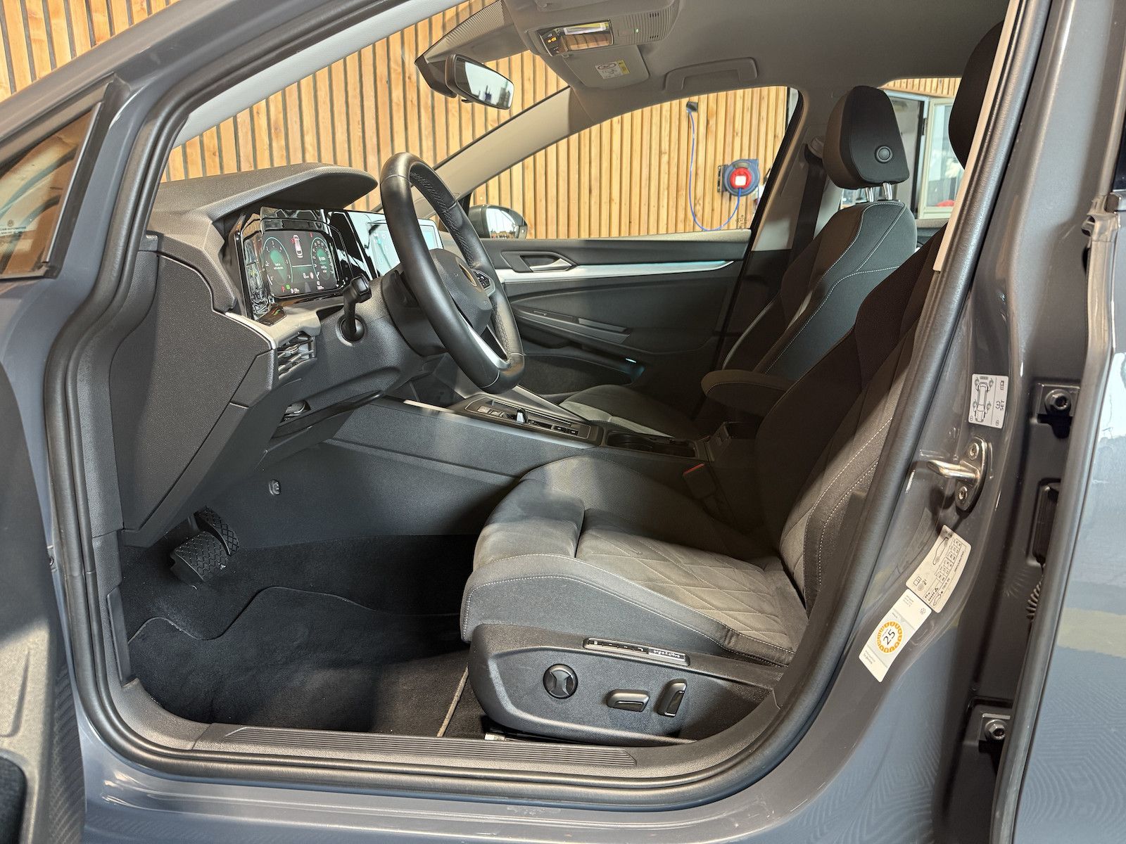 Fahrzeugabbildung Volkswagen Golf Variant 2,0 TDI DSG Life *Navi*ACC*LED*Kam*