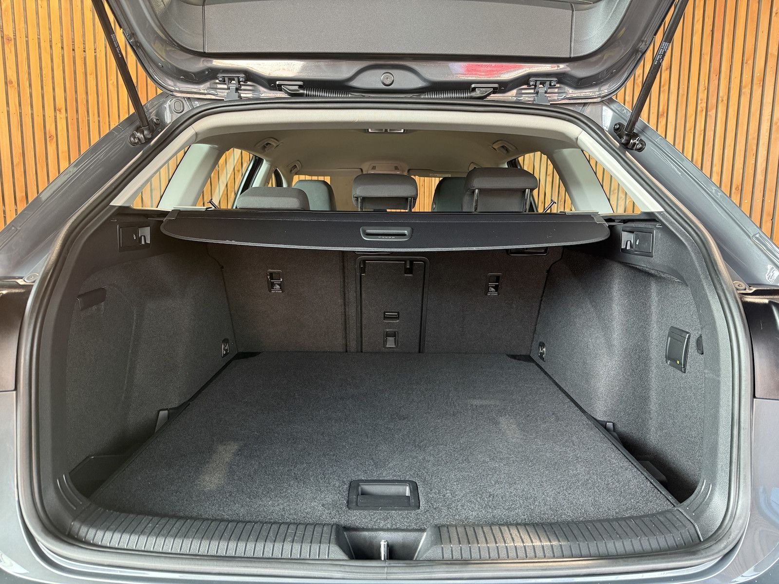 Fahrzeugabbildung Volkswagen Golf Variant 2,0 TDI DSG Life *Navi*ACC*LED*Kam*