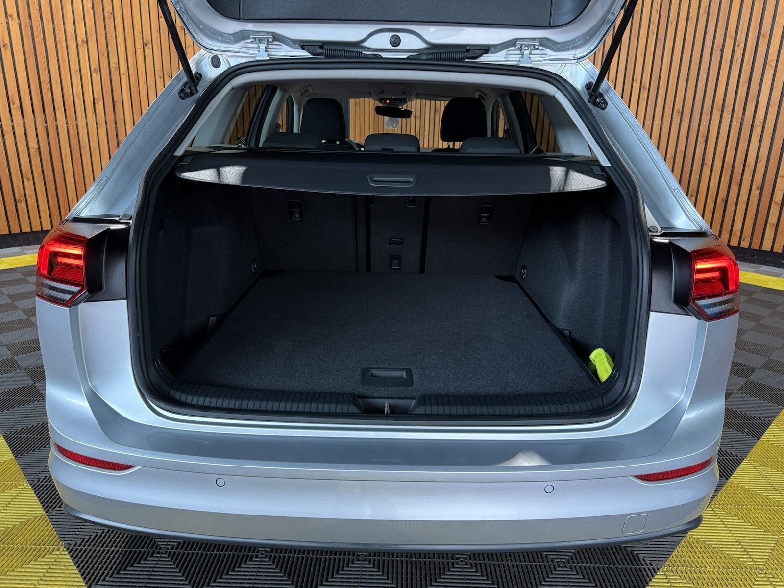 Fahrzeugabbildung Volkswagen Golf Variant 2,0 TDI DSG *Navi*LED*ACC*Kam*AHK*