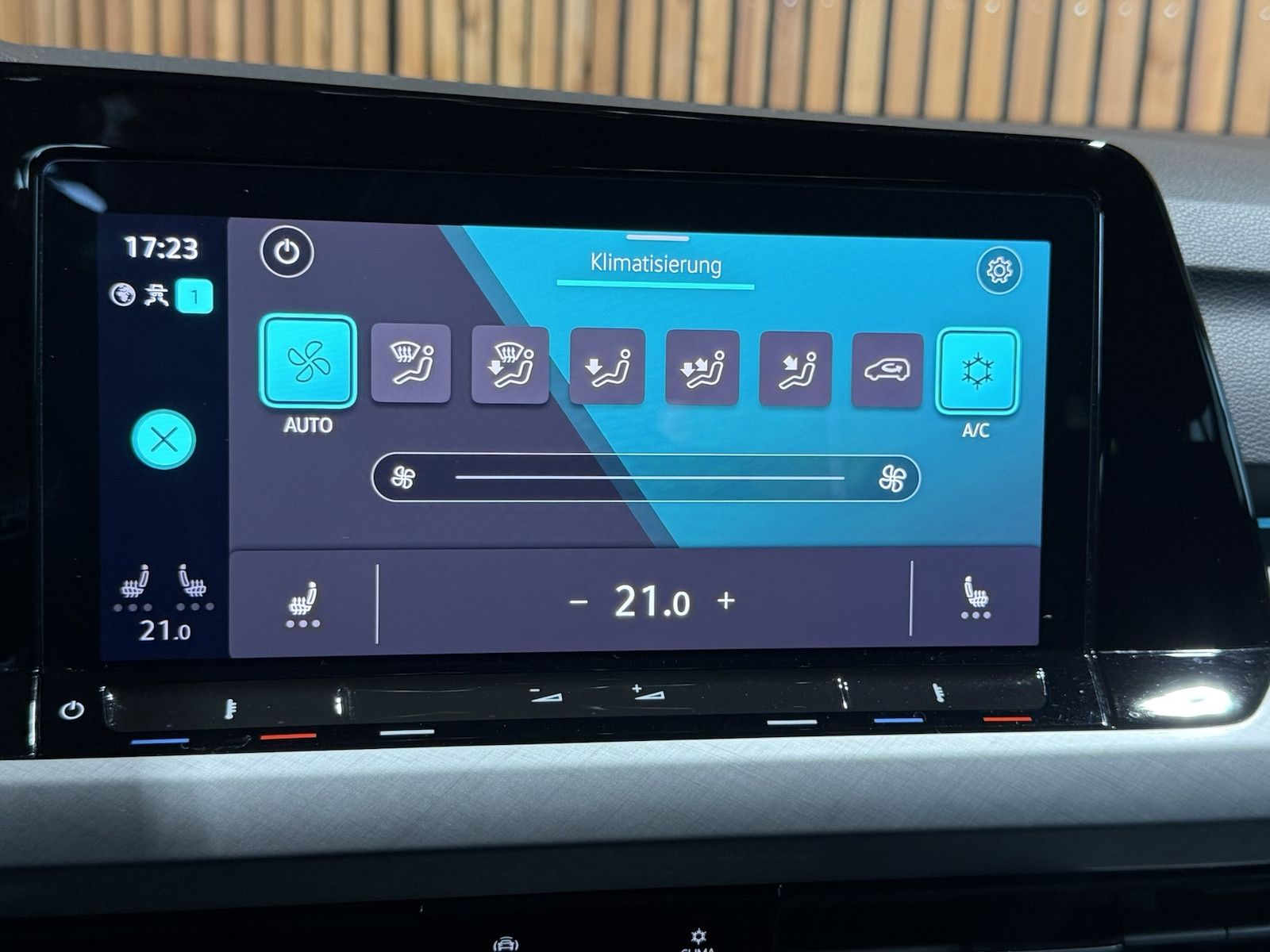 Fahrzeugabbildung Volkswagen Golf Variant 2,0 TDI DSG *Navi*LED*ACC*Kam*AHK*