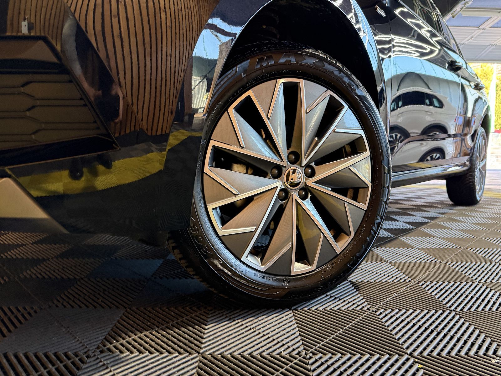 Fahrzeugabbildung SKODA Kamiq TSI Tour DSG *Navi*LED*Kam*Virtual*ACC*
