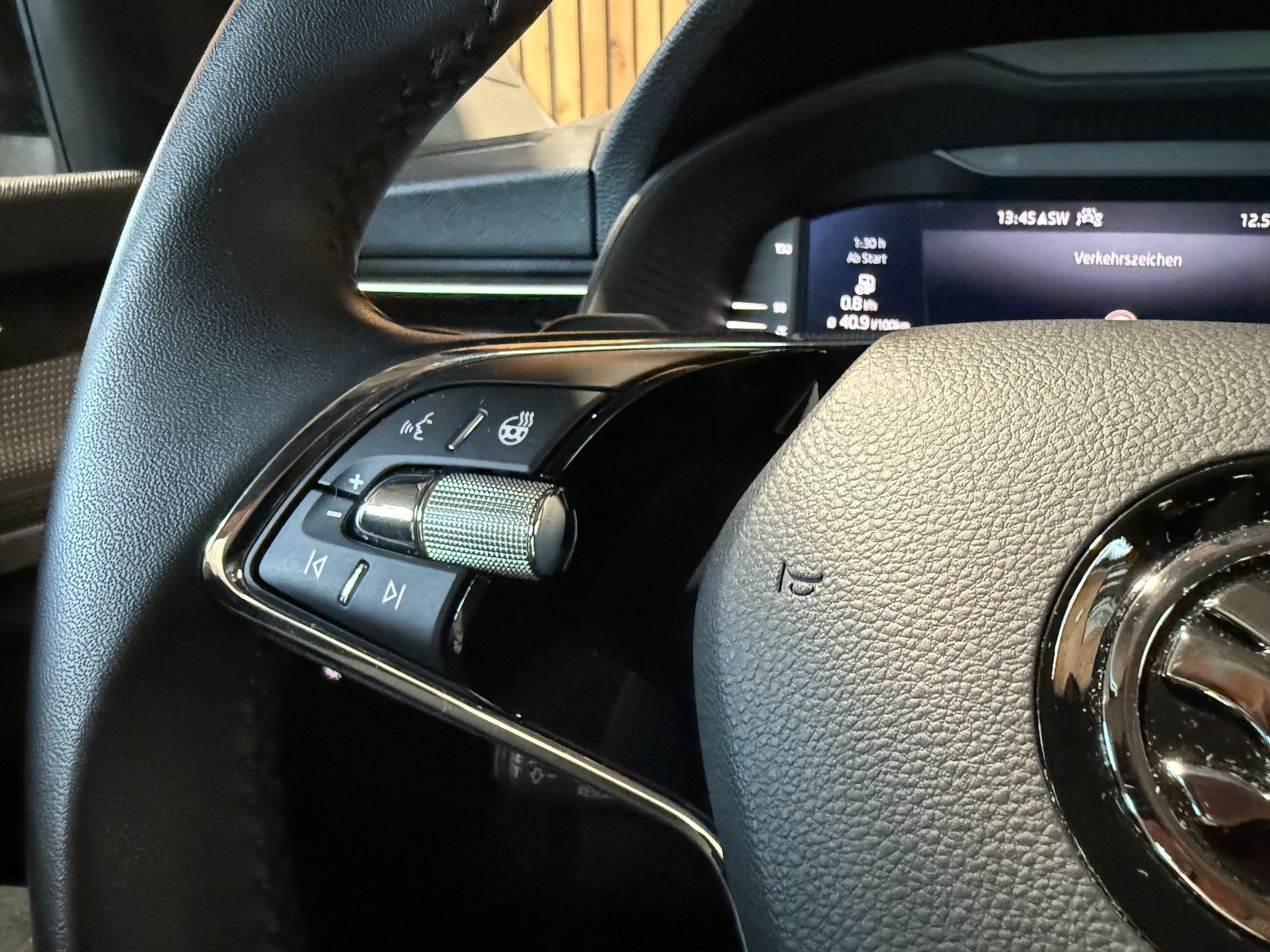 Fahrzeugabbildung SKODA Kamiq TSI Tour DSG *Navi*LED*Kam*Virtual*ACC*